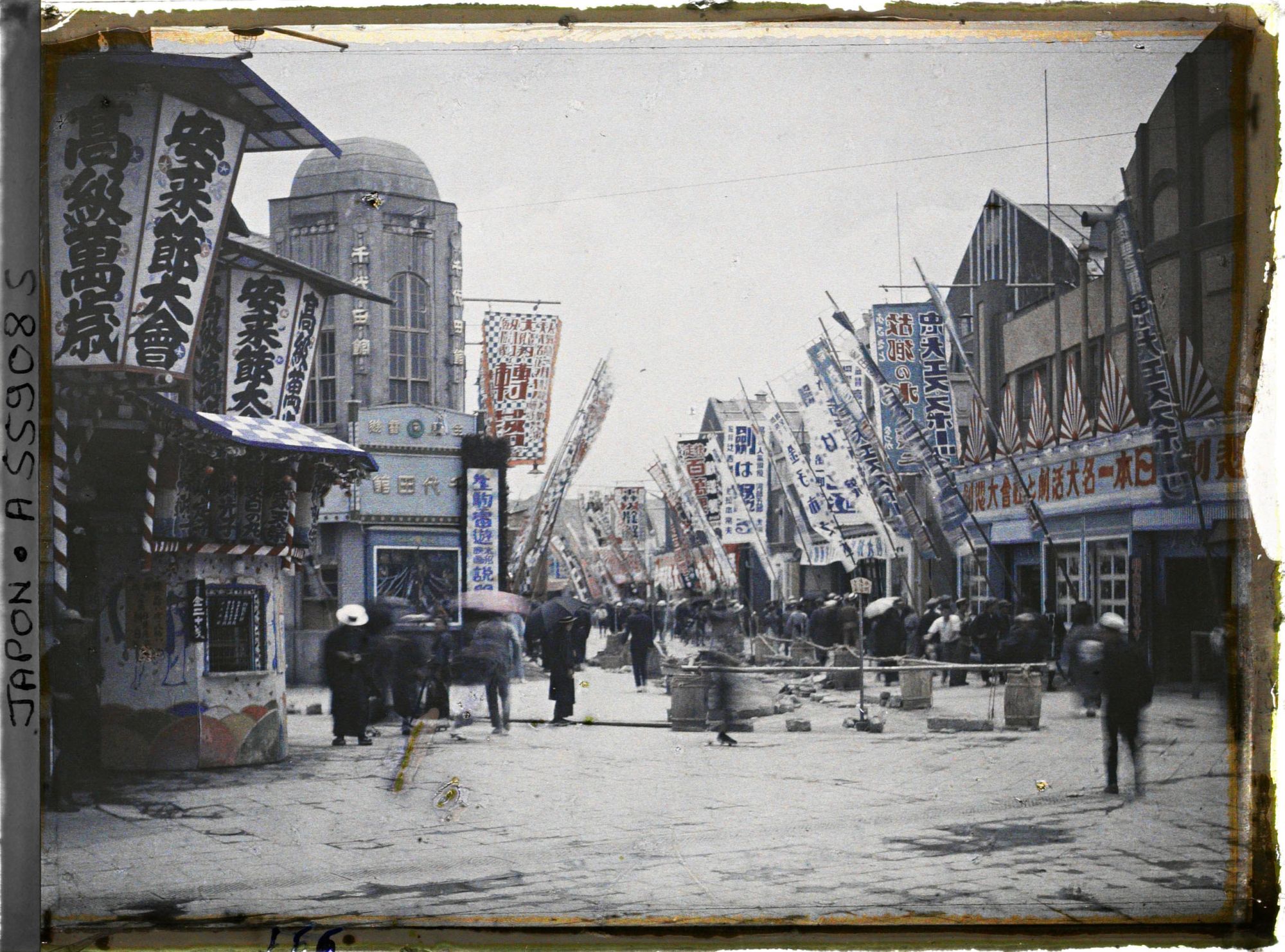 Image représentant Quartier d'Asakusa, rassemblement de chanteurs folkloriques près du cinéma Chiyoda