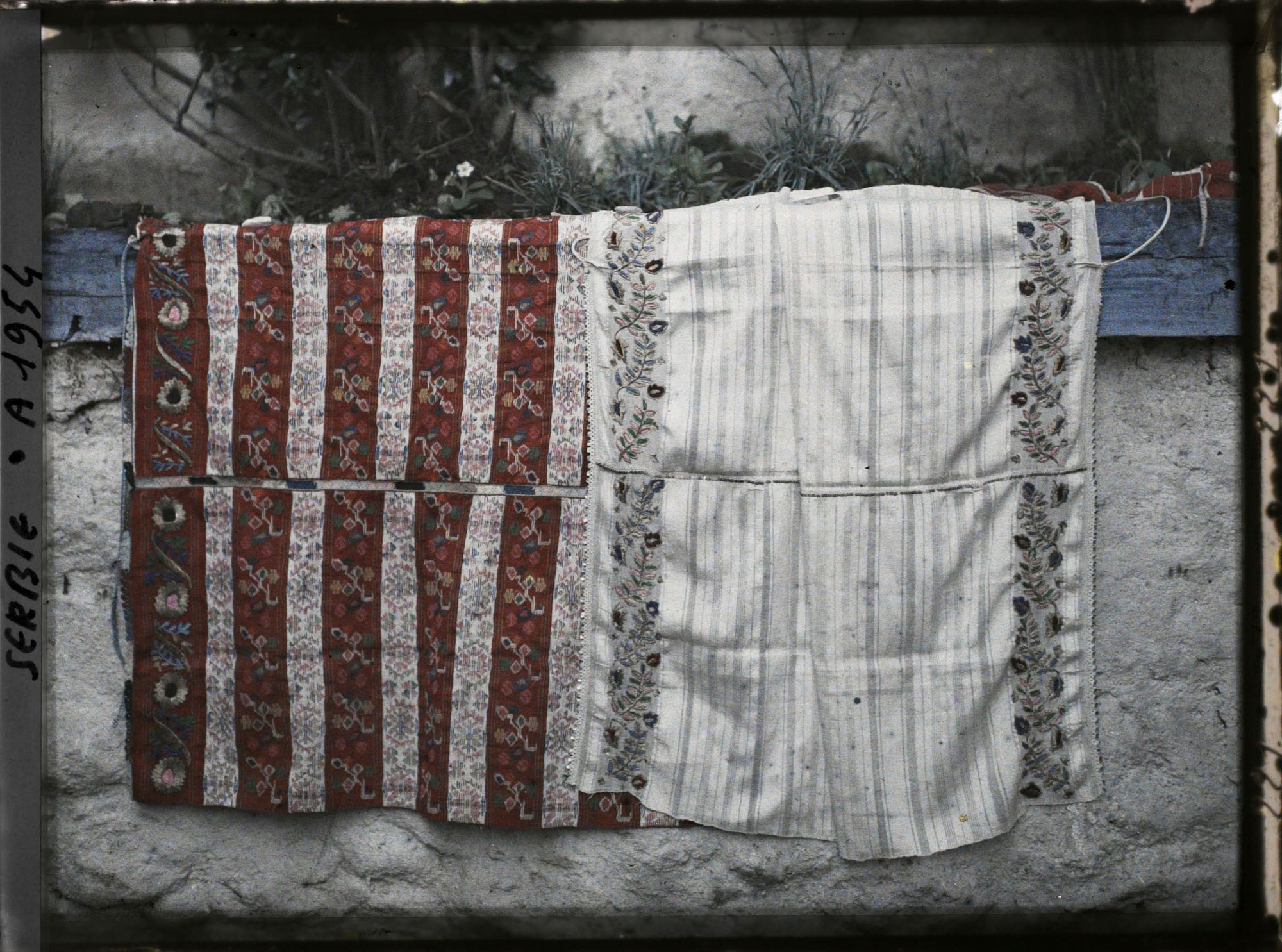 Image représentant Deux " peskir ", pièces de tissu brodées, en coton et en soie