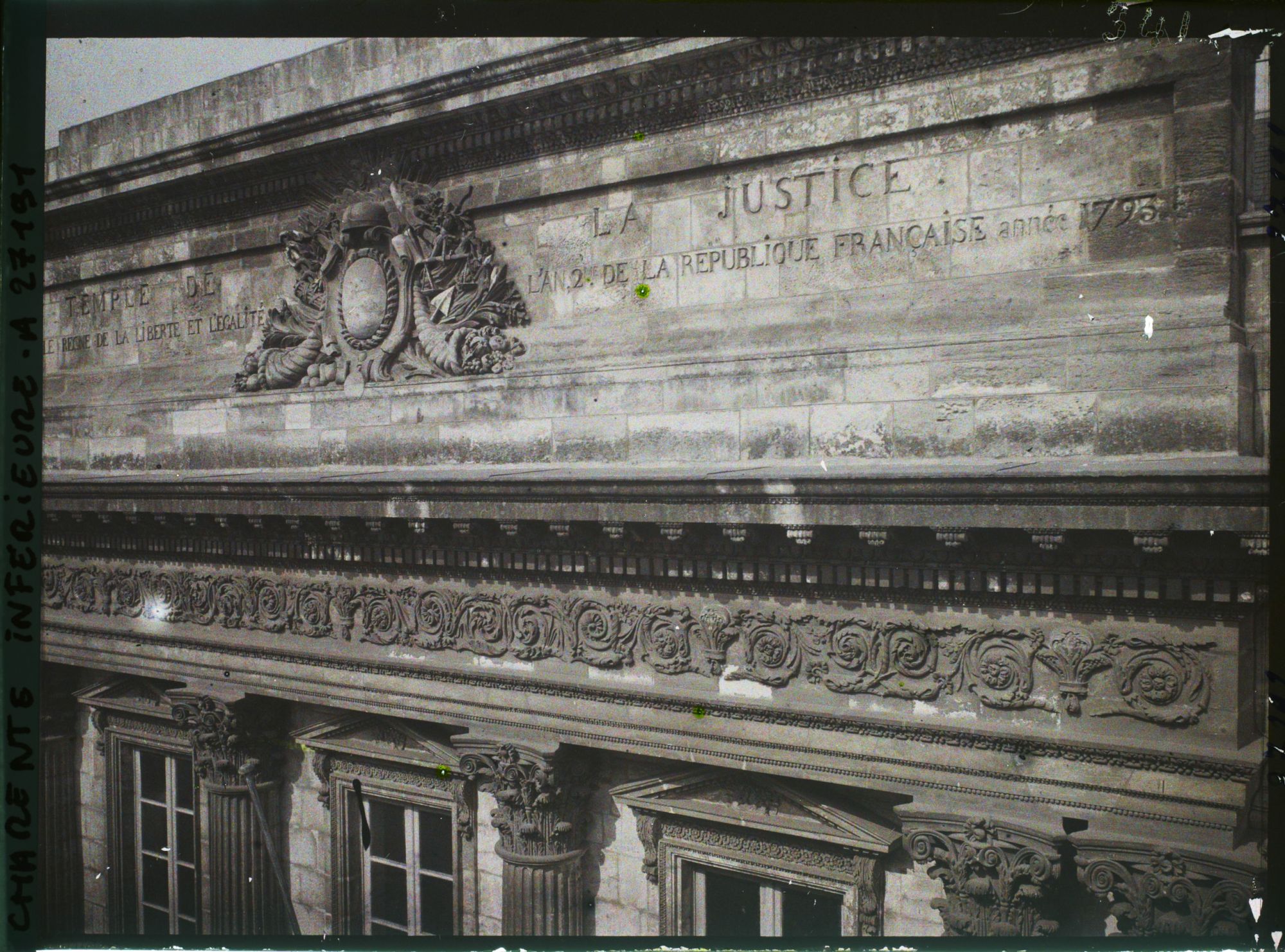 Image représentant Le fronton de l'actuel Tribunal de Grande instance, 10 rue du Palais