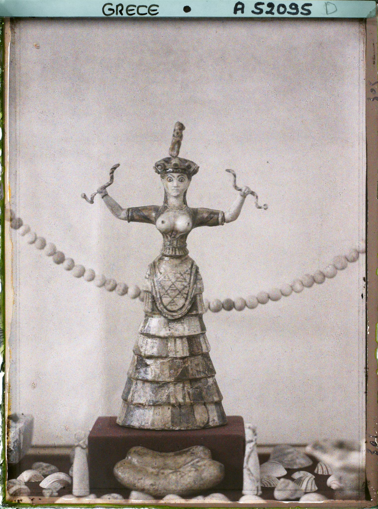 Image représentant Musée archéologique - Déesse aux serpents provenant de Cnossos