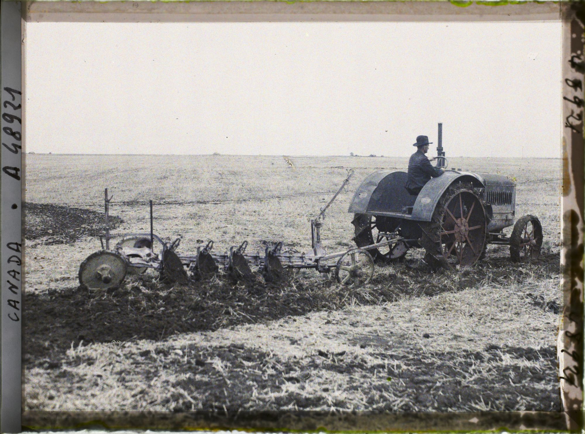 Image représentant Canada, Gravellebourg, Ferme Alfred Beauchêne- Labourage à tracteur
