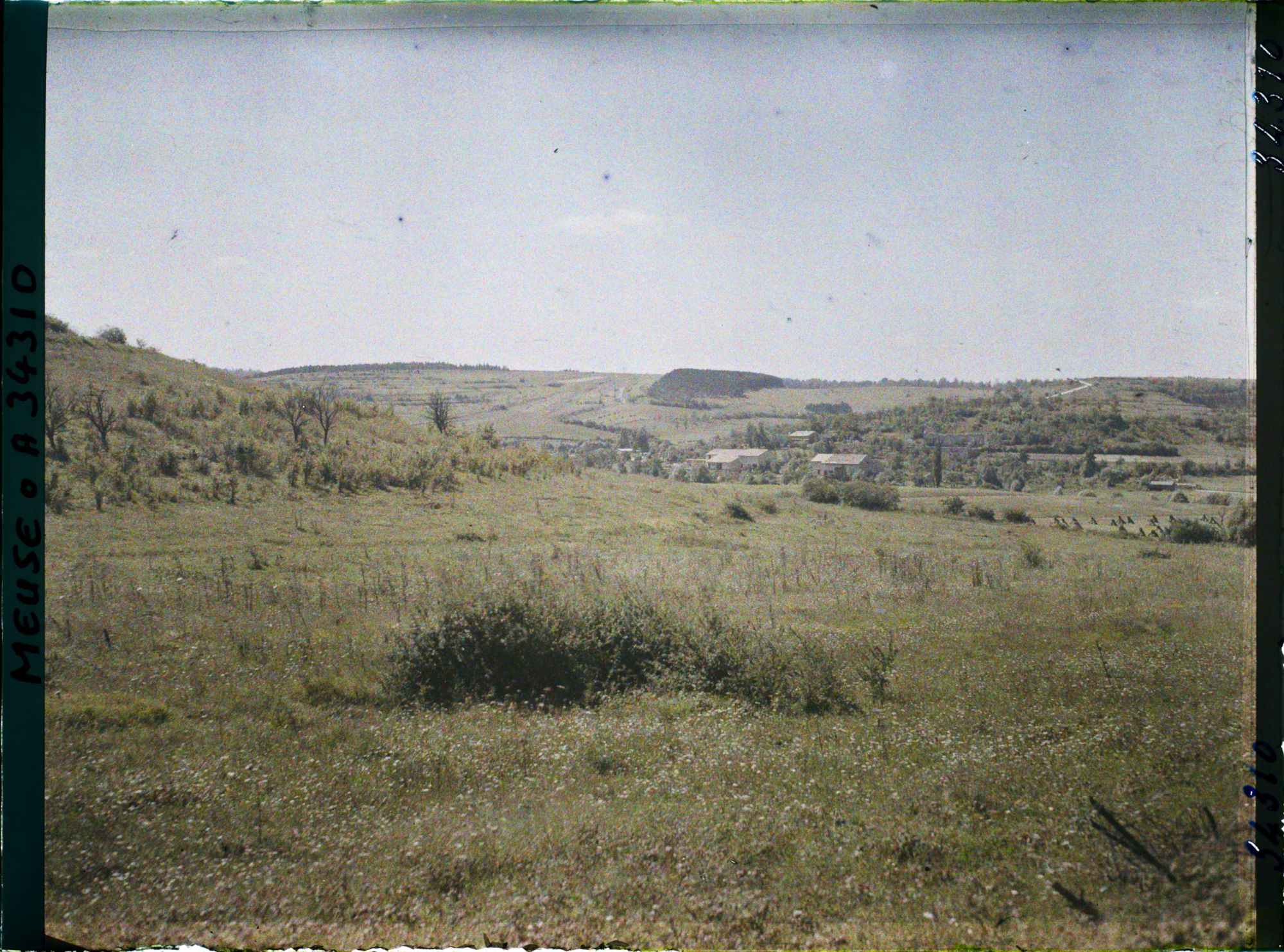Image représentant France, St Rémy, Vue panoramique s/ le Village et, au sommet, tranchée de Colonne