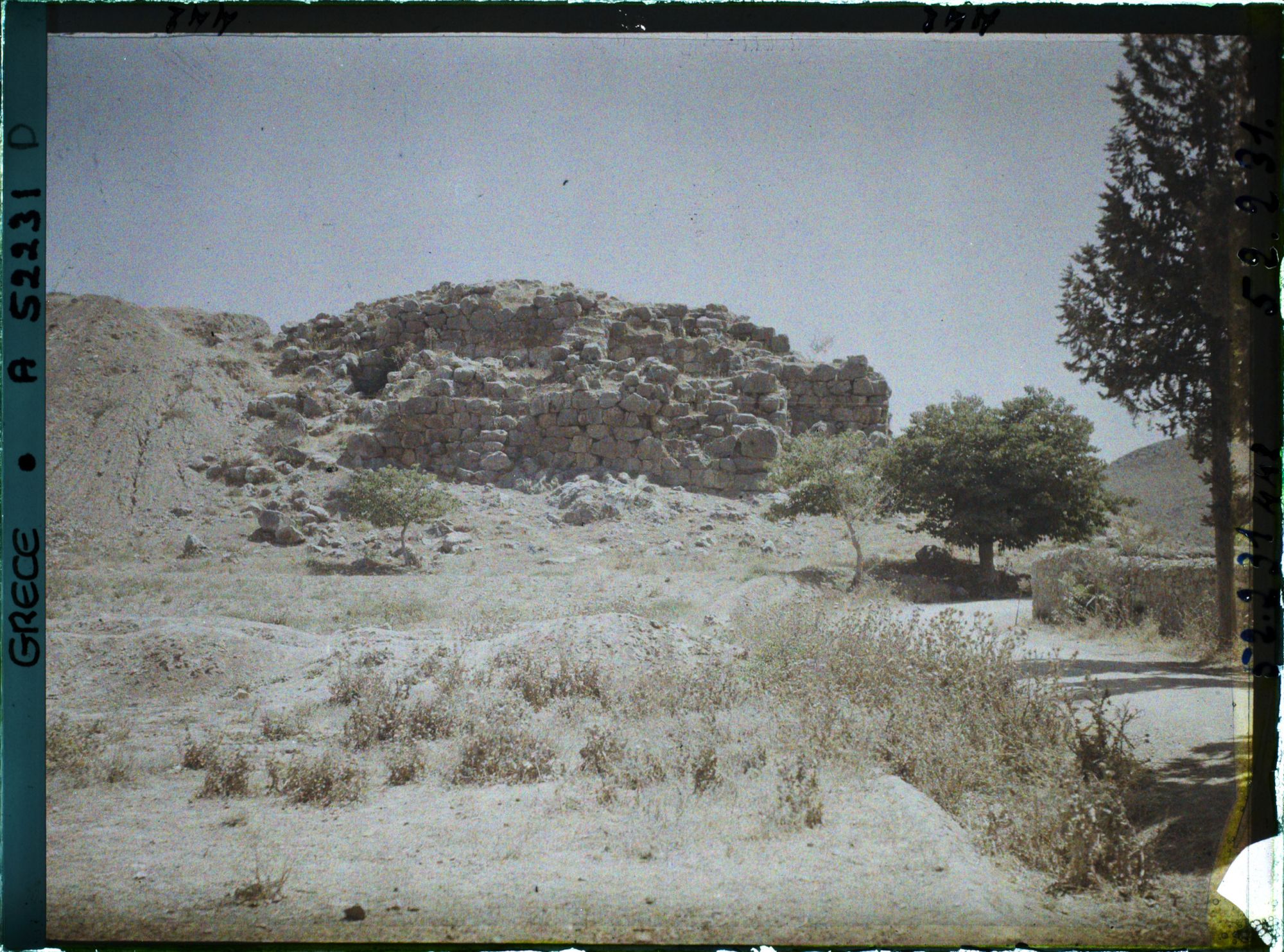 Image représentant Une partie de la citadelle vue de la route (sans doute l'extrémité sud)
