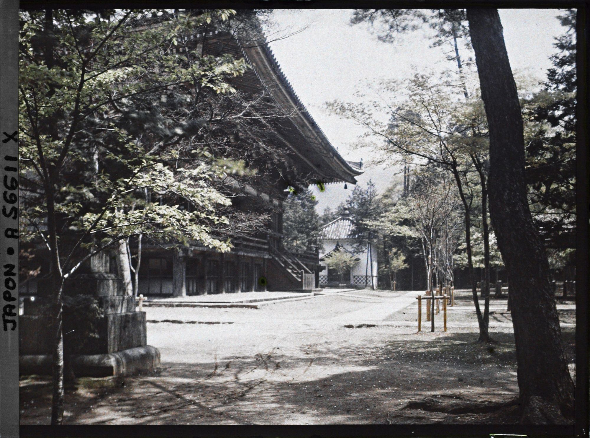 Image représentant Vue du hondô du temple Shinnyo-dô vu du côté sud