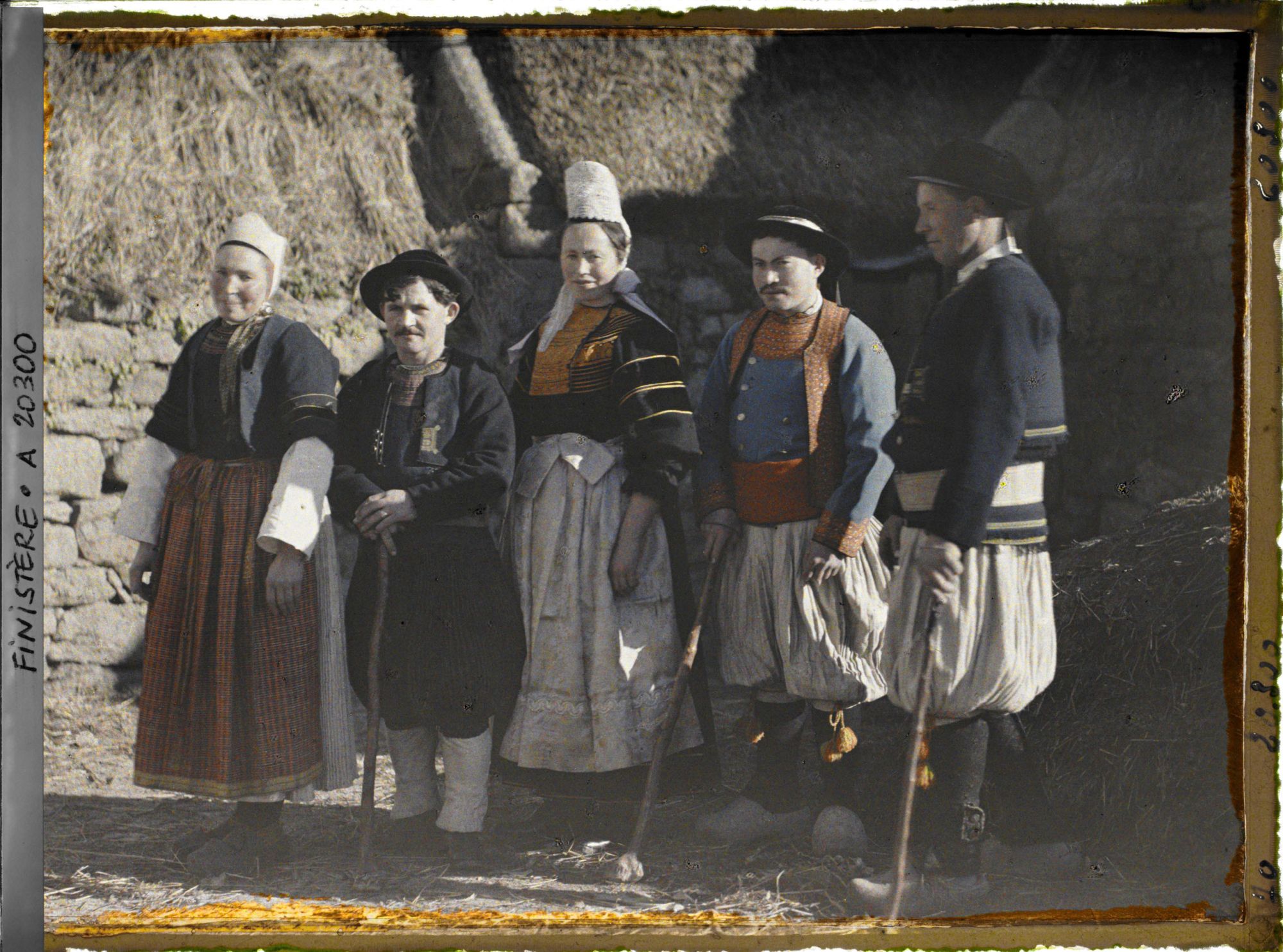 Image représentant Habitants de Penmarch en costume traditionnel bigouden