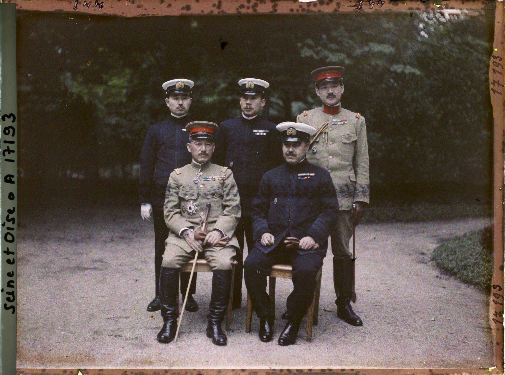 Image représentant Trianon Palace, mission japonaise : assis de gauche à droite général Nara, contre-amiral Aida, debout de gauche à droite lieutenant de vaisseau Sugijama, commandant Nakashima, capitaine Nishihara