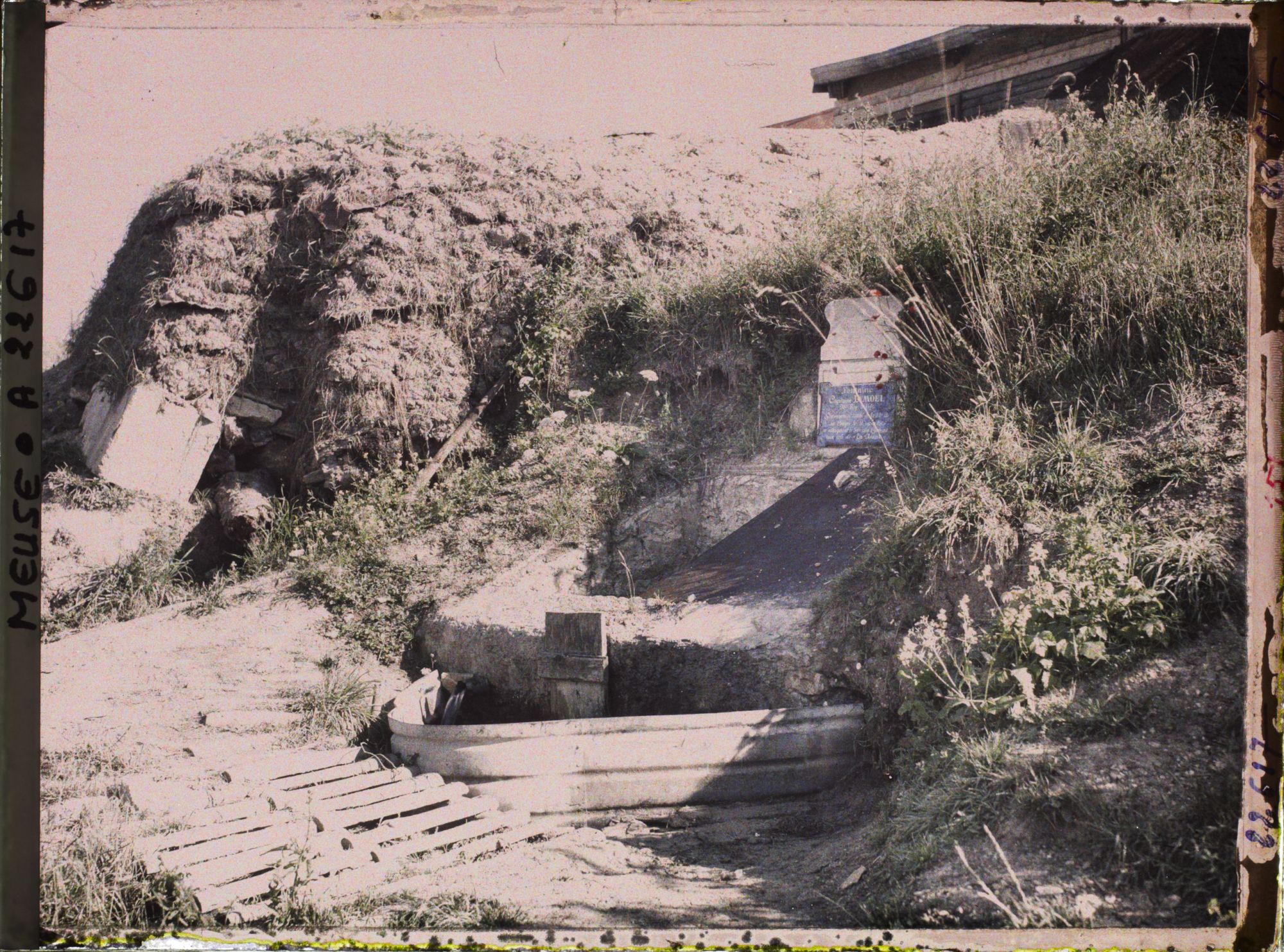 Image représentant France, Chattancourt, Fontaine du Capitaine Lemoél, tué à l'attaque du bois des Corbeaux le 11/ 1914