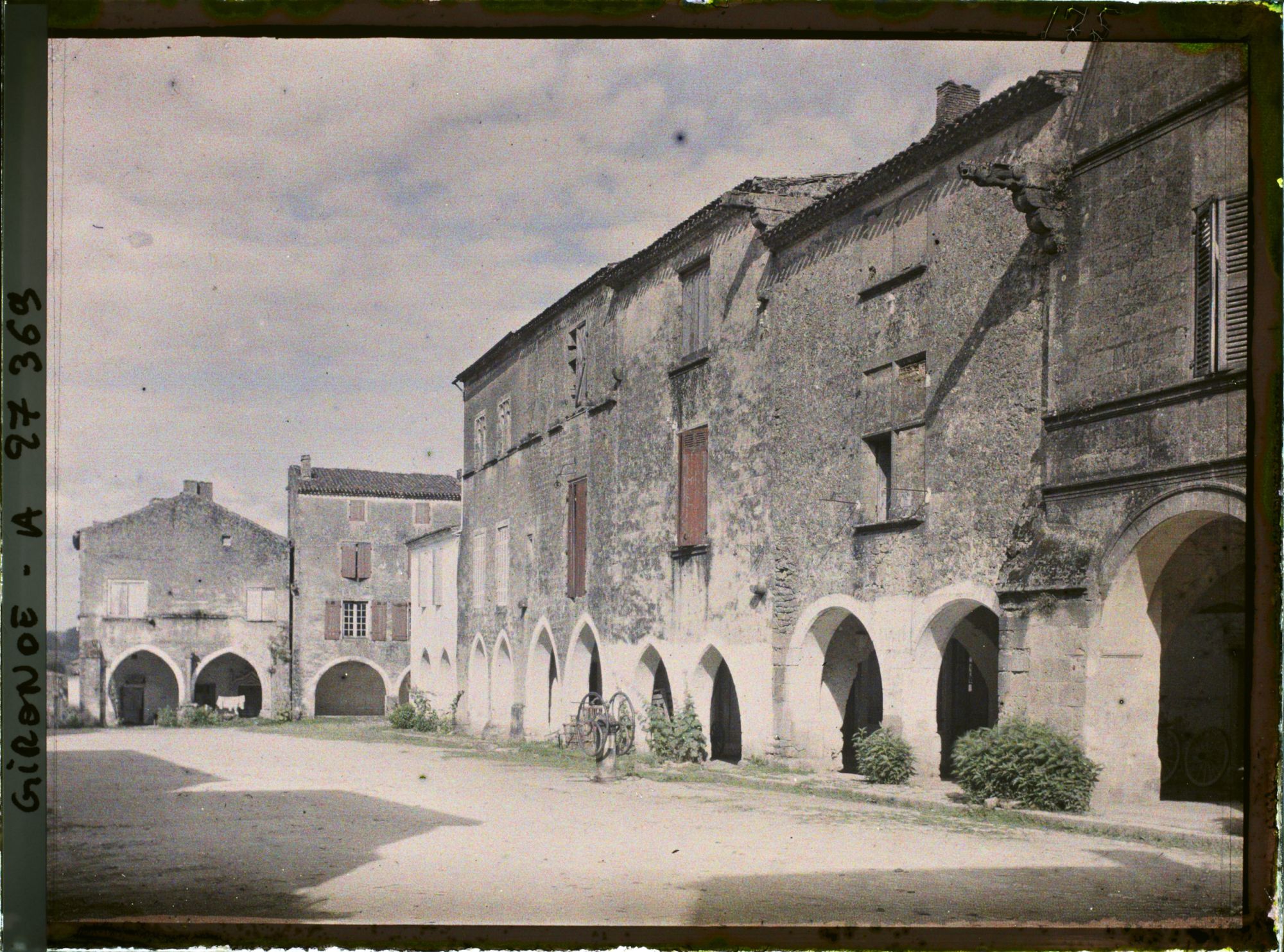 Image représentant France, St Macaire, Place du Macadieu