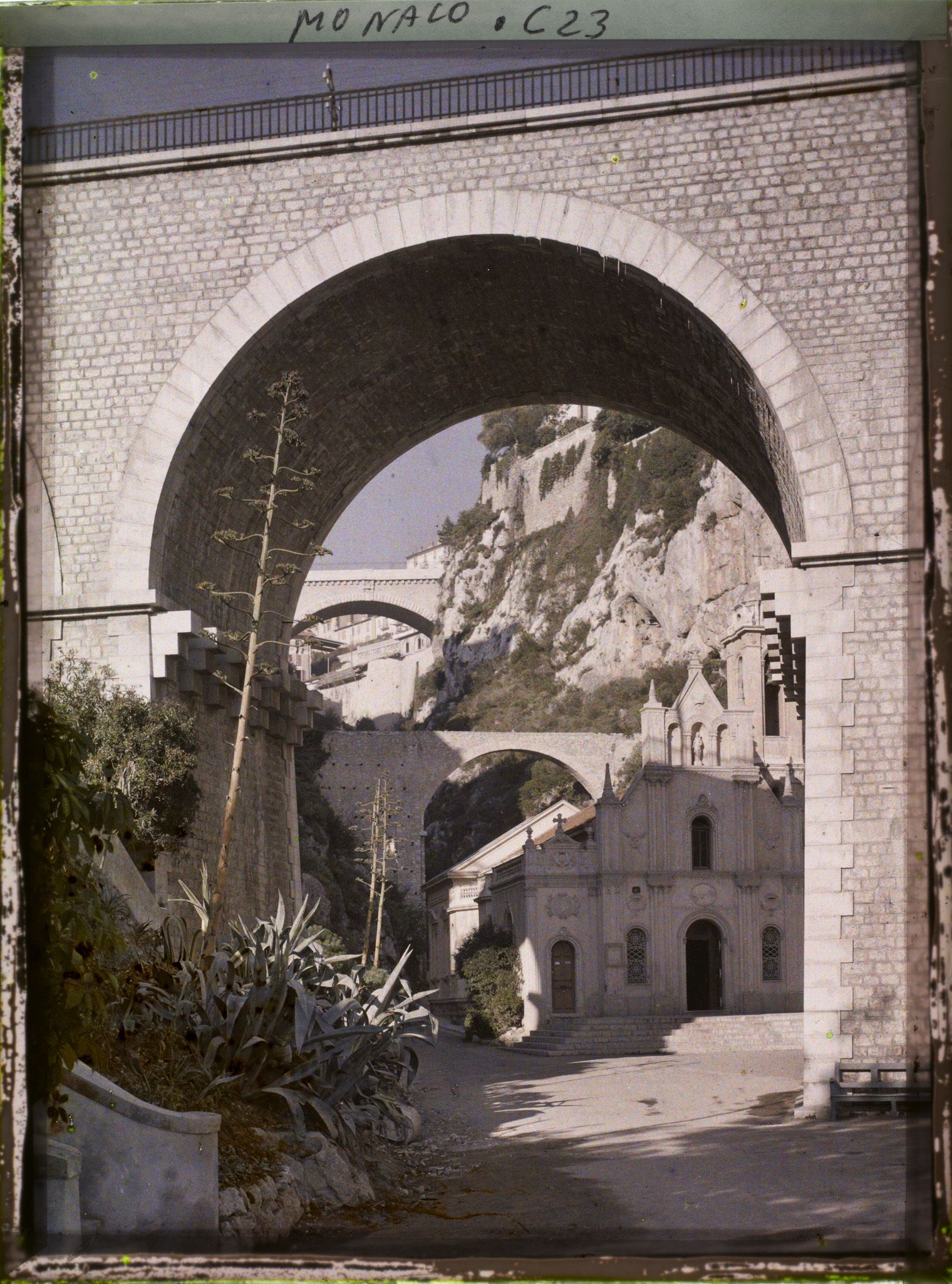 Image représentant Eglise Ste Dévote située au pied d'un aplomb rocheux, entre une succession de viaducs ?