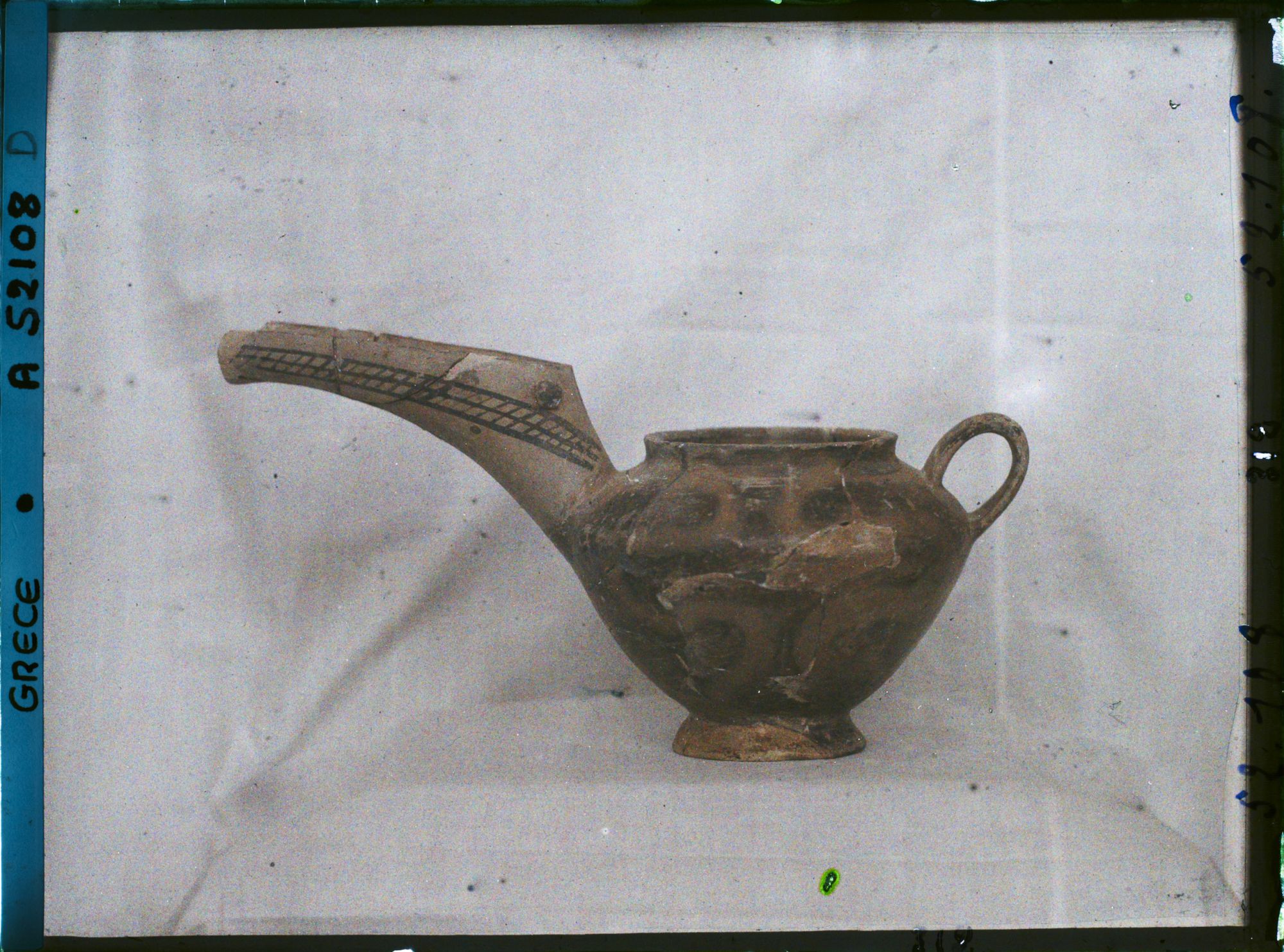 Image représentant Musée archéologique - Vase flammé à long bec verseur provenant de Vassiliki