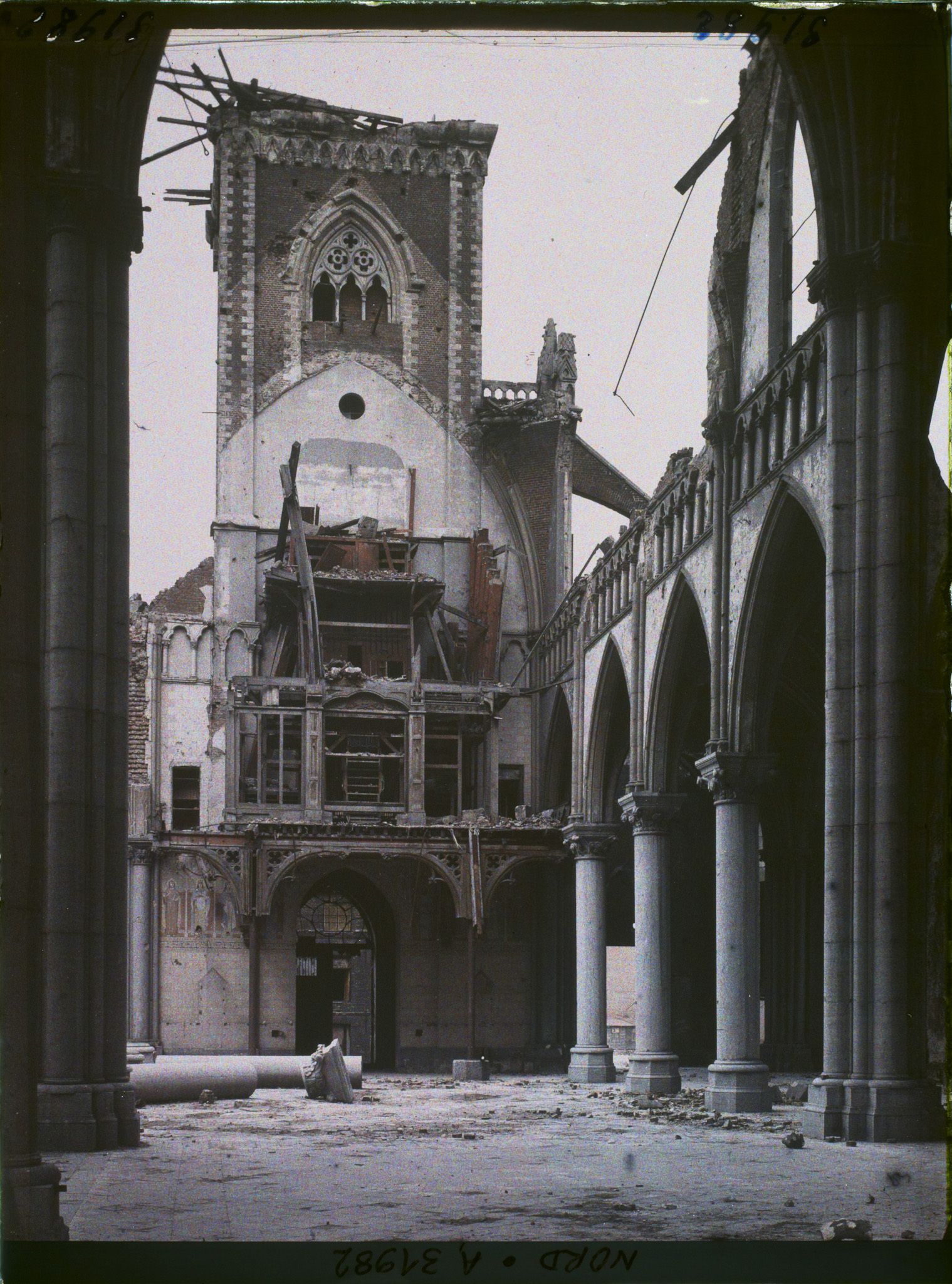 Image représentant France, Armentières, La nef et le Clocher de l'Eglise St Waast