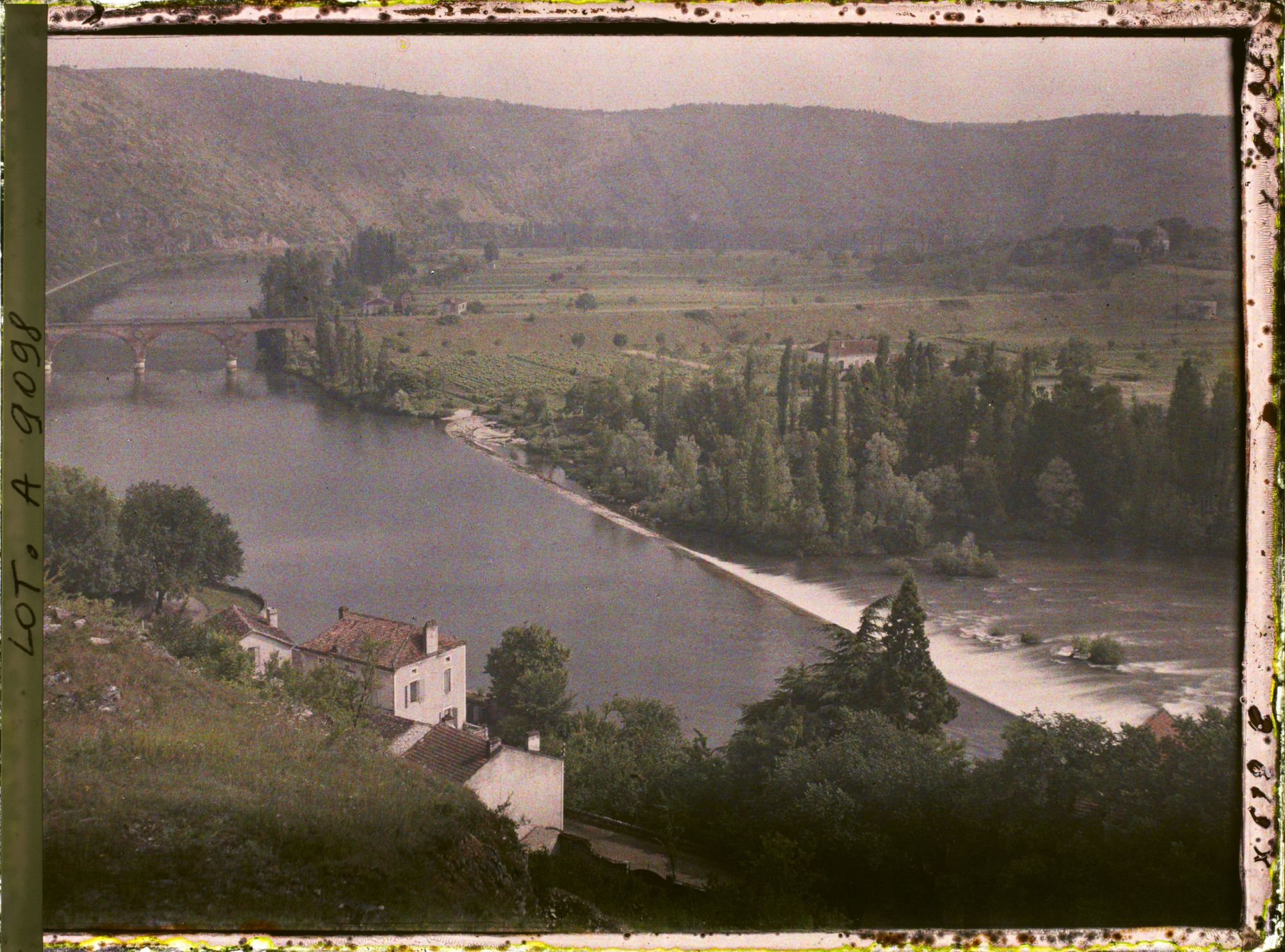 Image représentant France, Luzech, Le pont rouge de l'amont et le barrage du Lot.