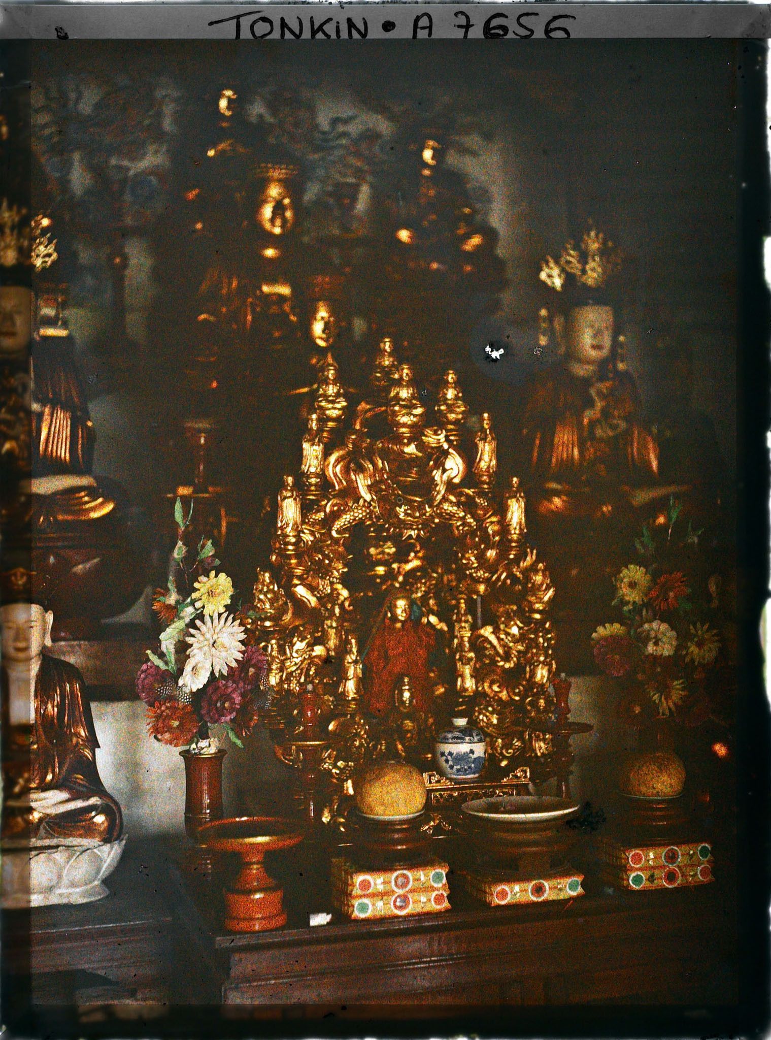 Image représentant L'autel du Bouddha Cakyamuni (Siddhartha Gautama) à l'intérieur d'un temple bouddhique (" Lien-thuy ")