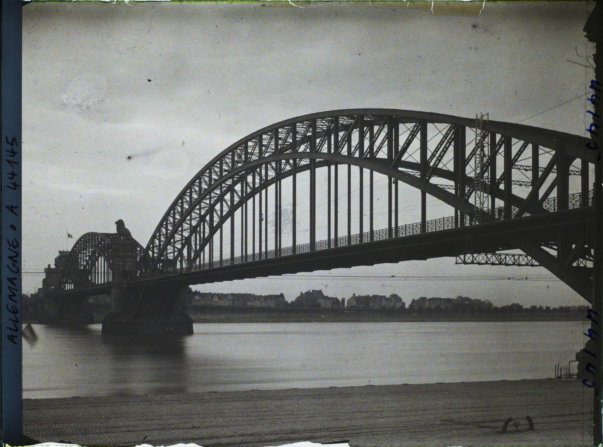 Image représentant Allemagne, Düsseldorf, Un Ensemble du Gd Pont