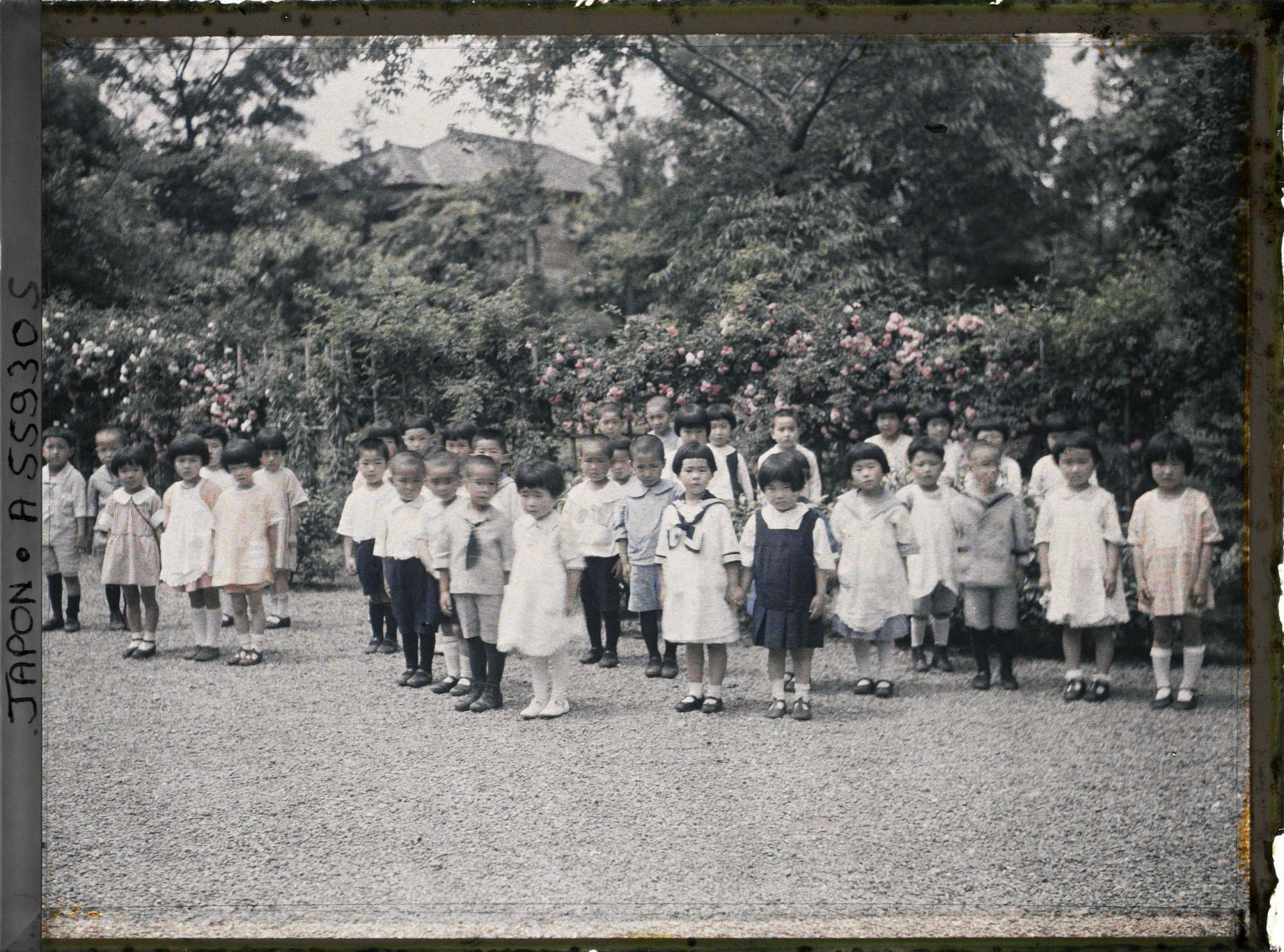 Image représentant Ecole d'Aoyama, jeunes écoliers vêtus à l'occidentale, dans la cour