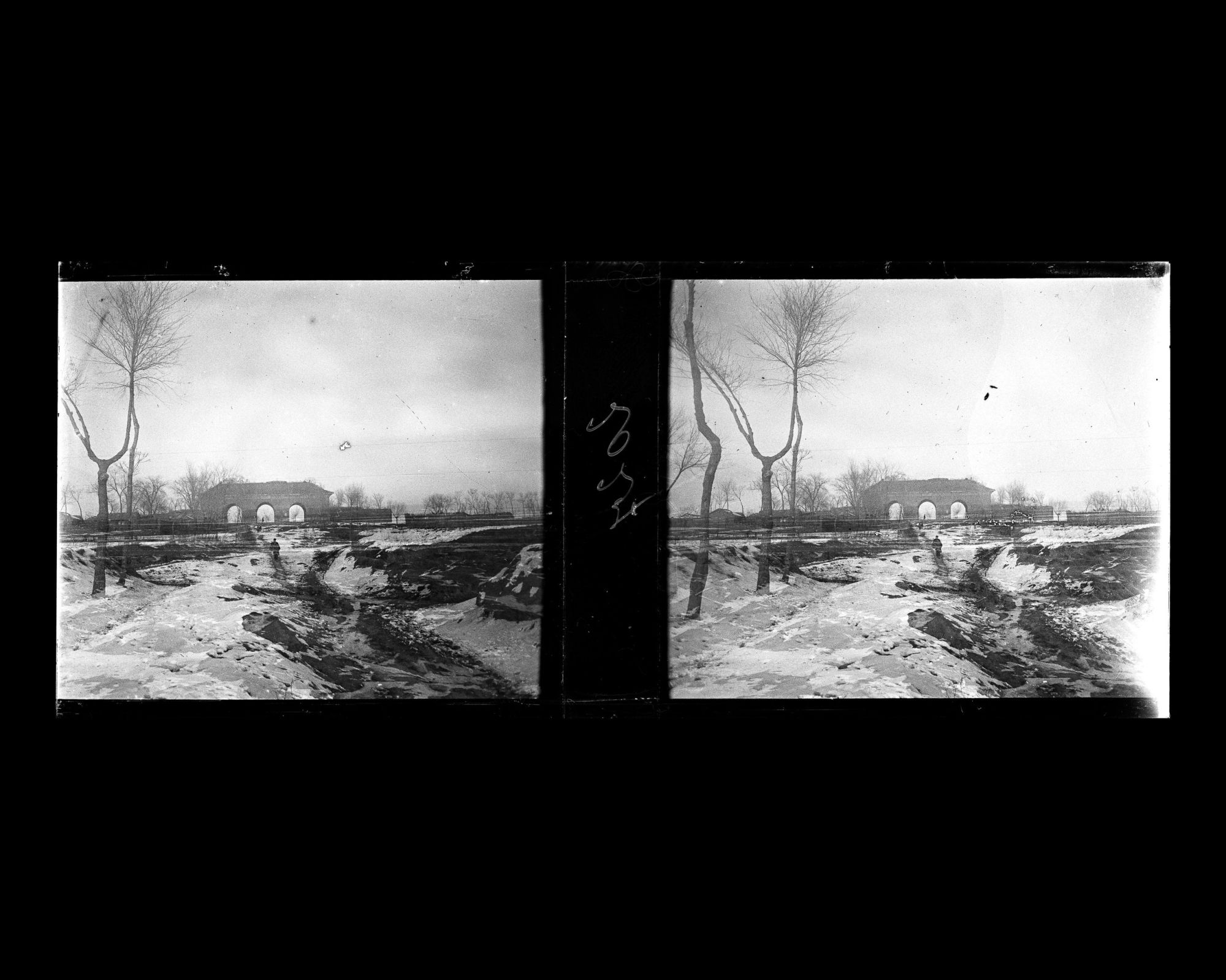 Image représentant Ming Shisanling ("Treize Tombeaux des Ming"). Shendao ("voie de l'Ame") et, à l'arrière-plan, Dahongmen ("Grande Porte Rouge") ainsi que les vestiges du mur d'enceinte