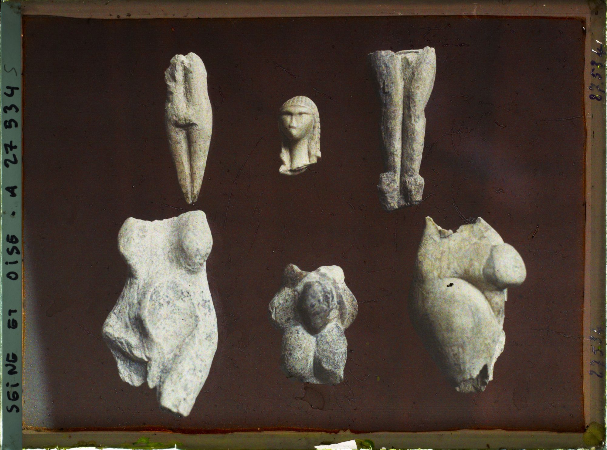 Image représentant France, St Germain-en-Laye, Grotte de Brassempouy (Ariège) 3 torses de femme, 1 tête de femme, 2 parties infres de statuettes d'homme - Tout est en ivoire