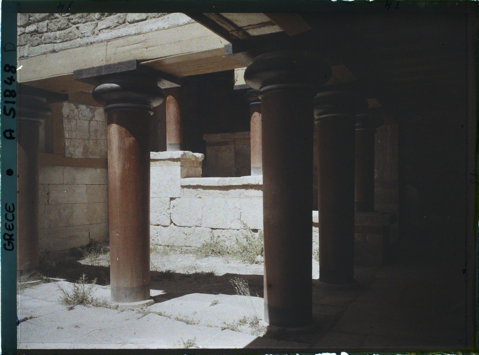 Image représentant Dans l'aile orientale du palais, au bas d'un escalier venant de la cour centrale, le Péristyle précédant le Megaron (appartement) du Roi, ("Salle des colonnes")