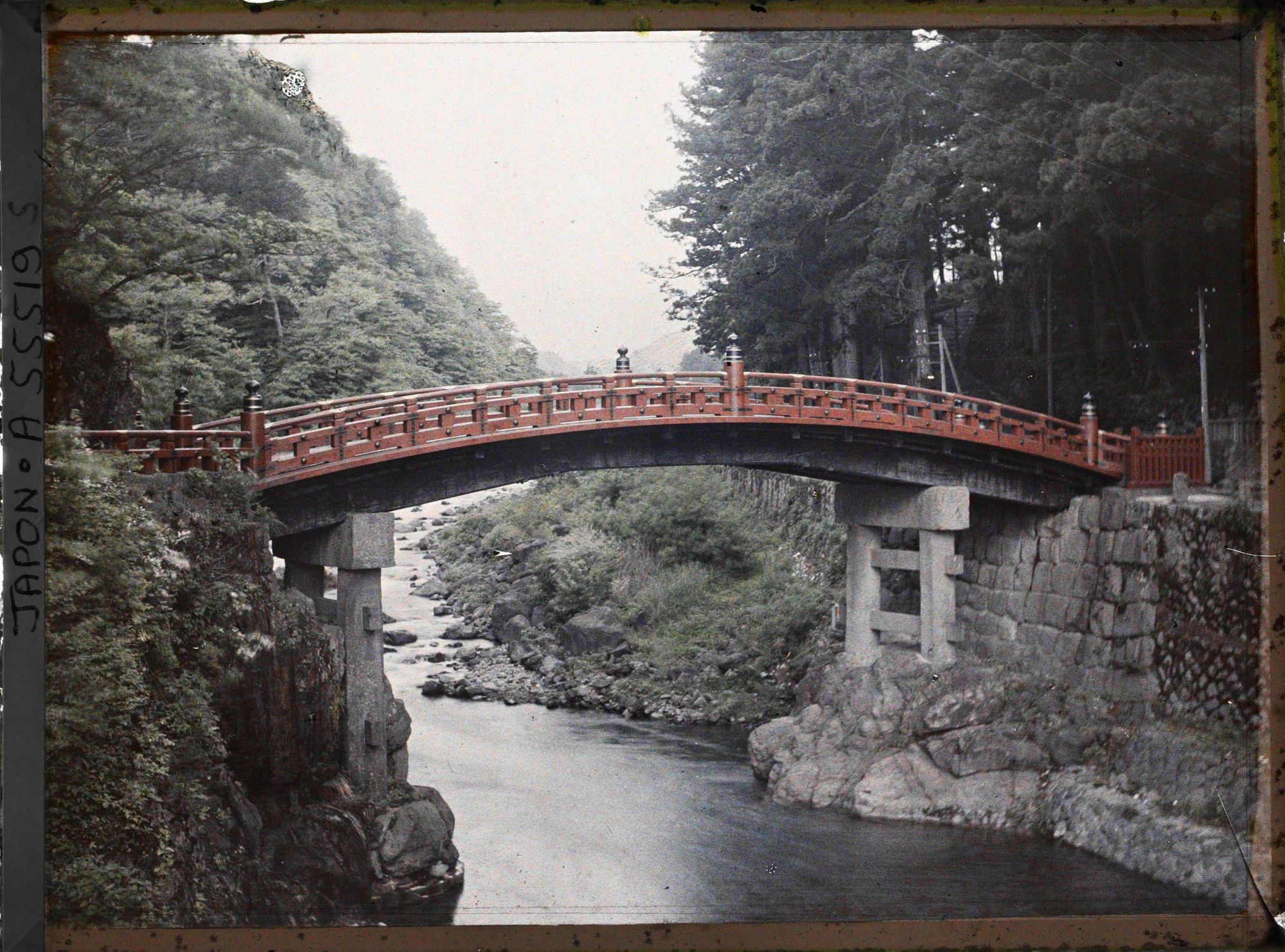 Image représentant Le pont Sacré (Mihashi ou Shinkyo) sur la rivière Daiya (Daiyagawa)