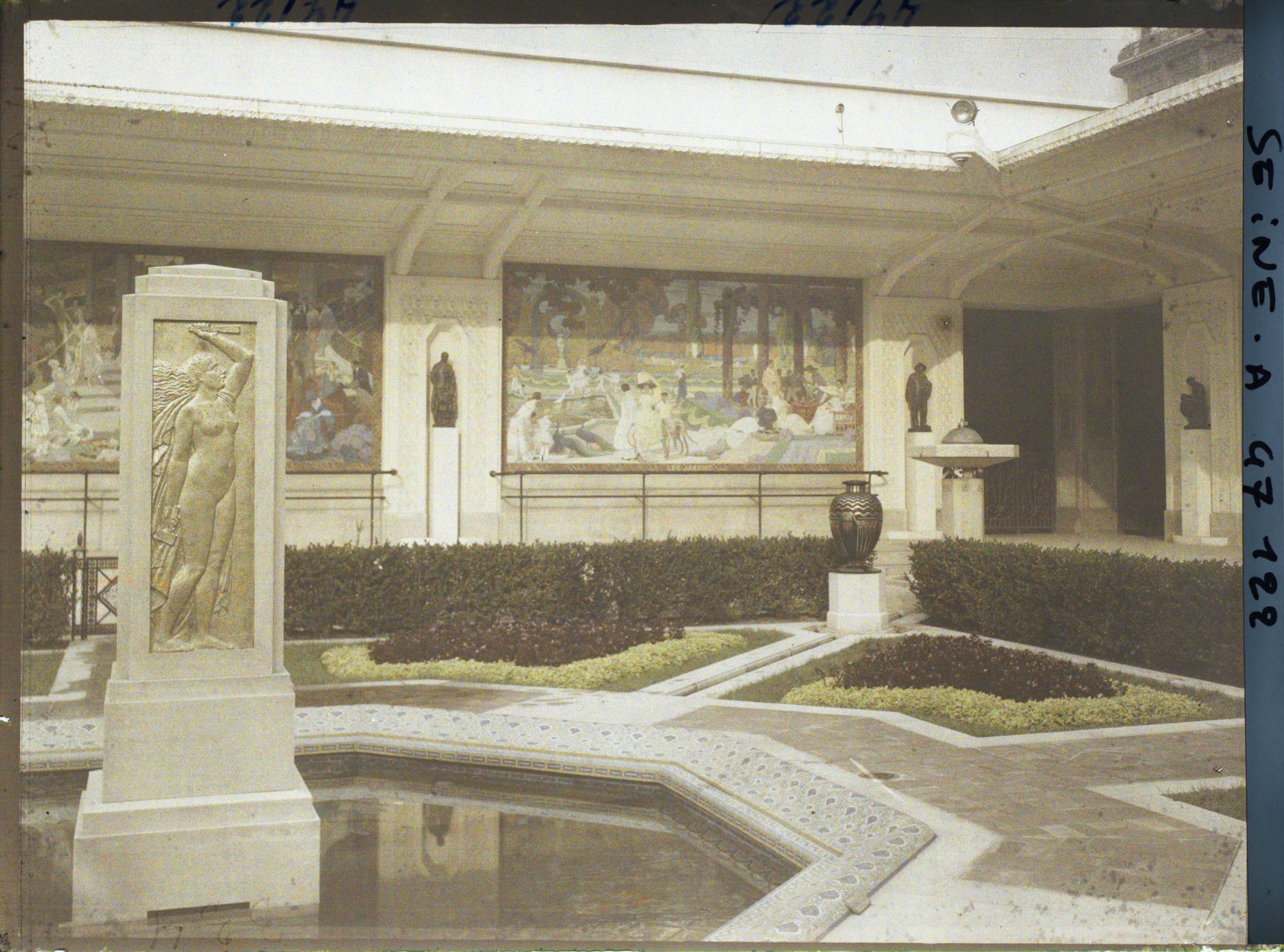 Image représentant L'Exposition des arts décoratifs, Cour des métiers, sur l'esplanade des Invalides, Charles Plumet, Panneaux de Rapin, Marret et Guillonnet