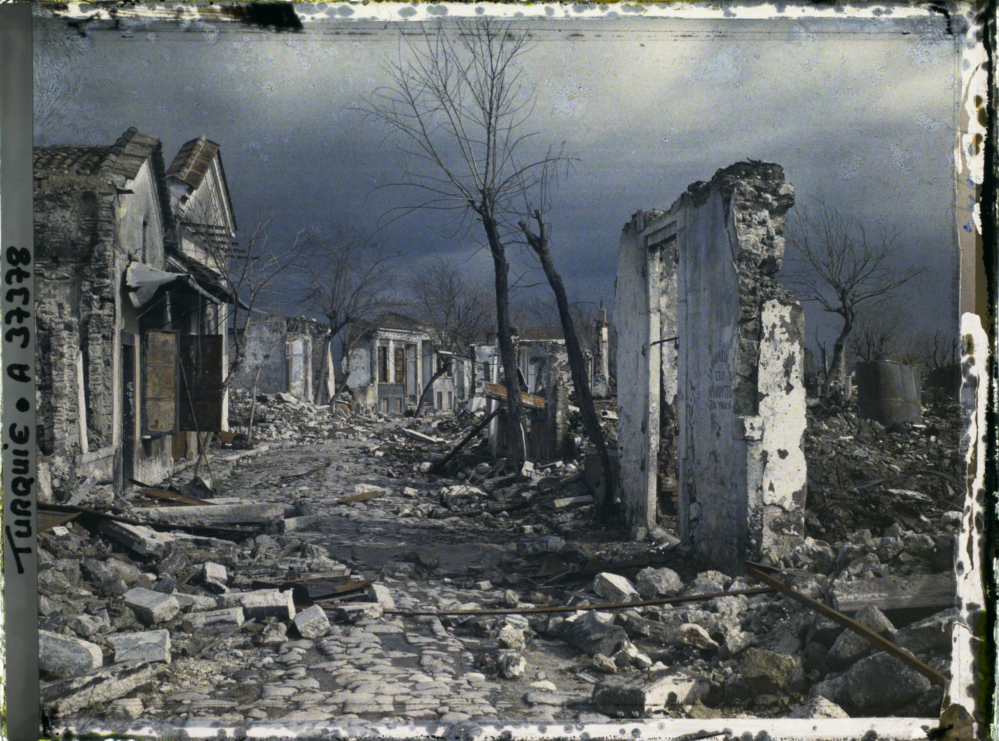 Image représentant Une rue en ruines. Quelques façades encore debout