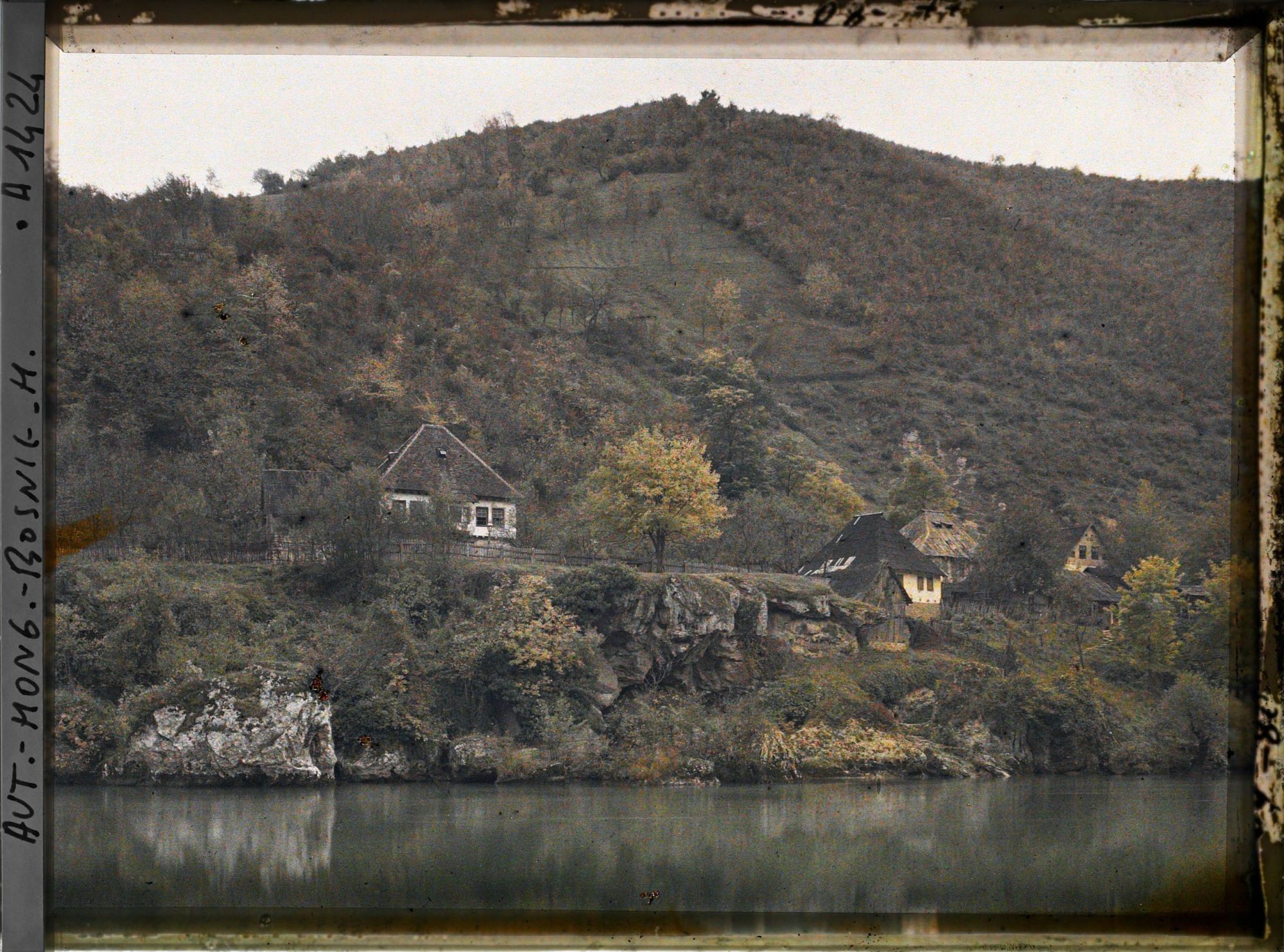 Image représentant La rive droite raide du Vrbas et les maisons au dessus