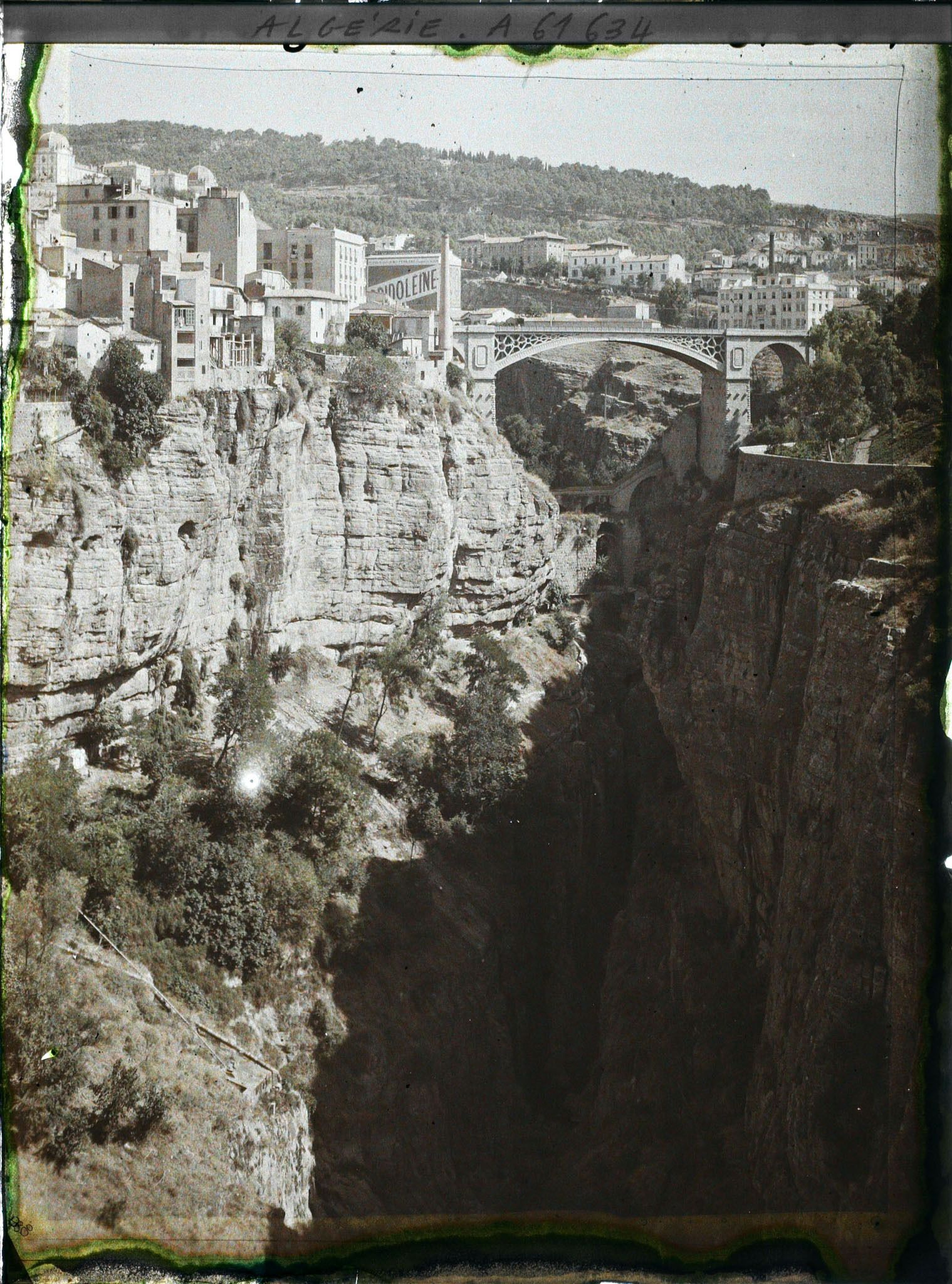 Image représentant Algérie, Constantine, Gorges du Rhumel vers le Pont d'El Kantara