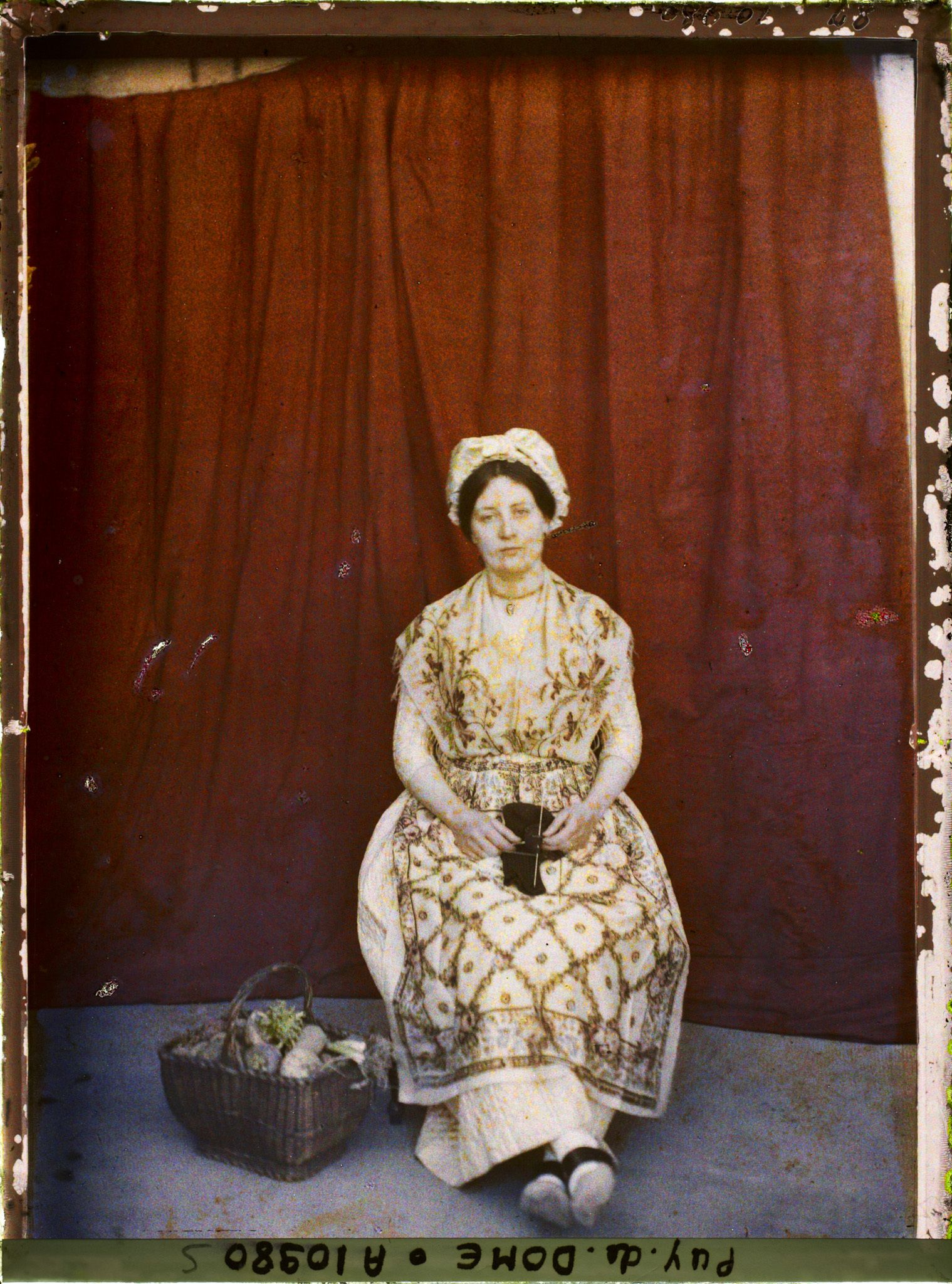 Image représentant France, Près d'Issoire, Costume auvergnat de 1750, région d'Issoire, Mme Chardon (assise)