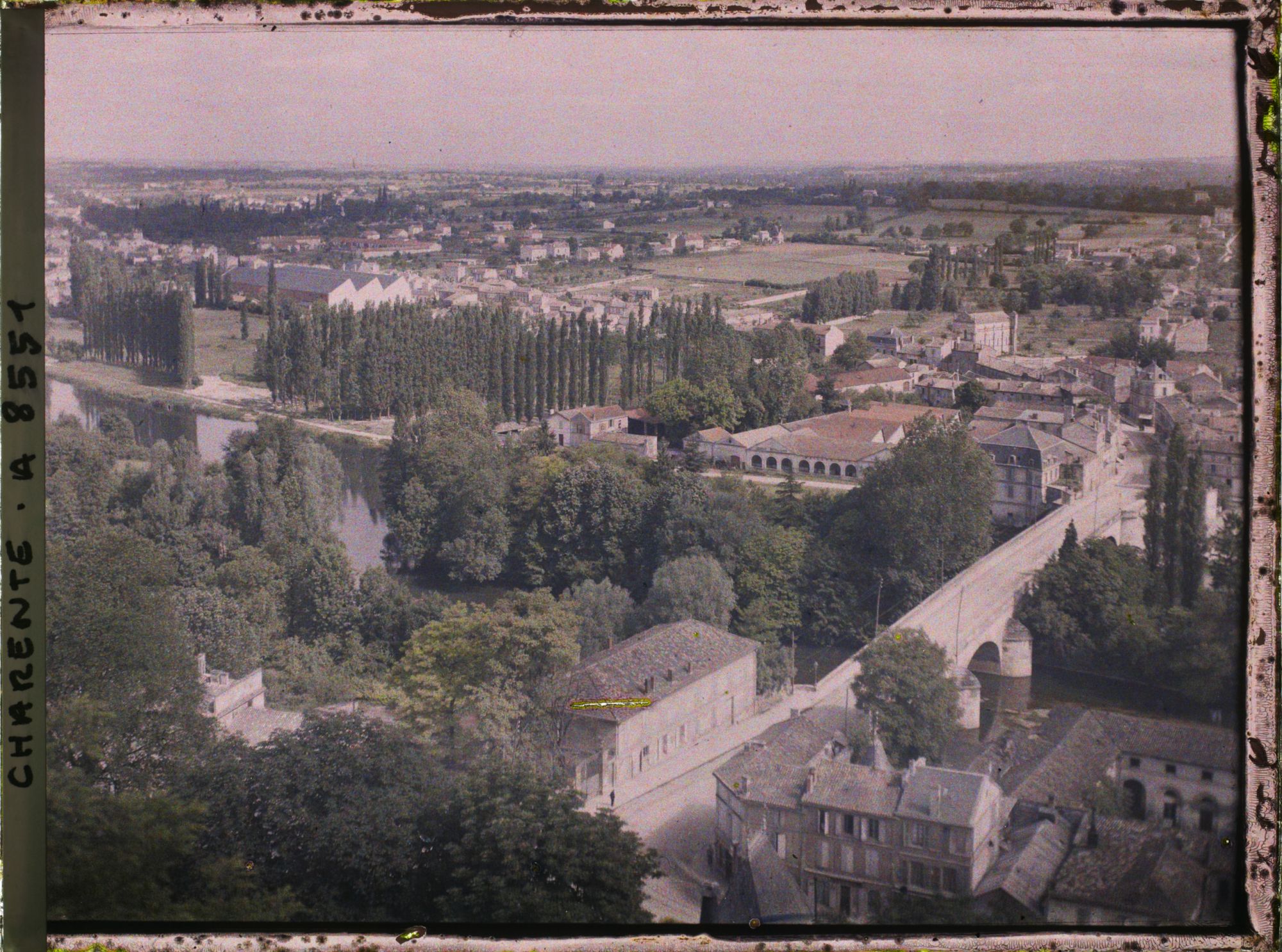 Image représentant Vue sur la Charente et le faubourg Saint-Cybard depuis les remparts