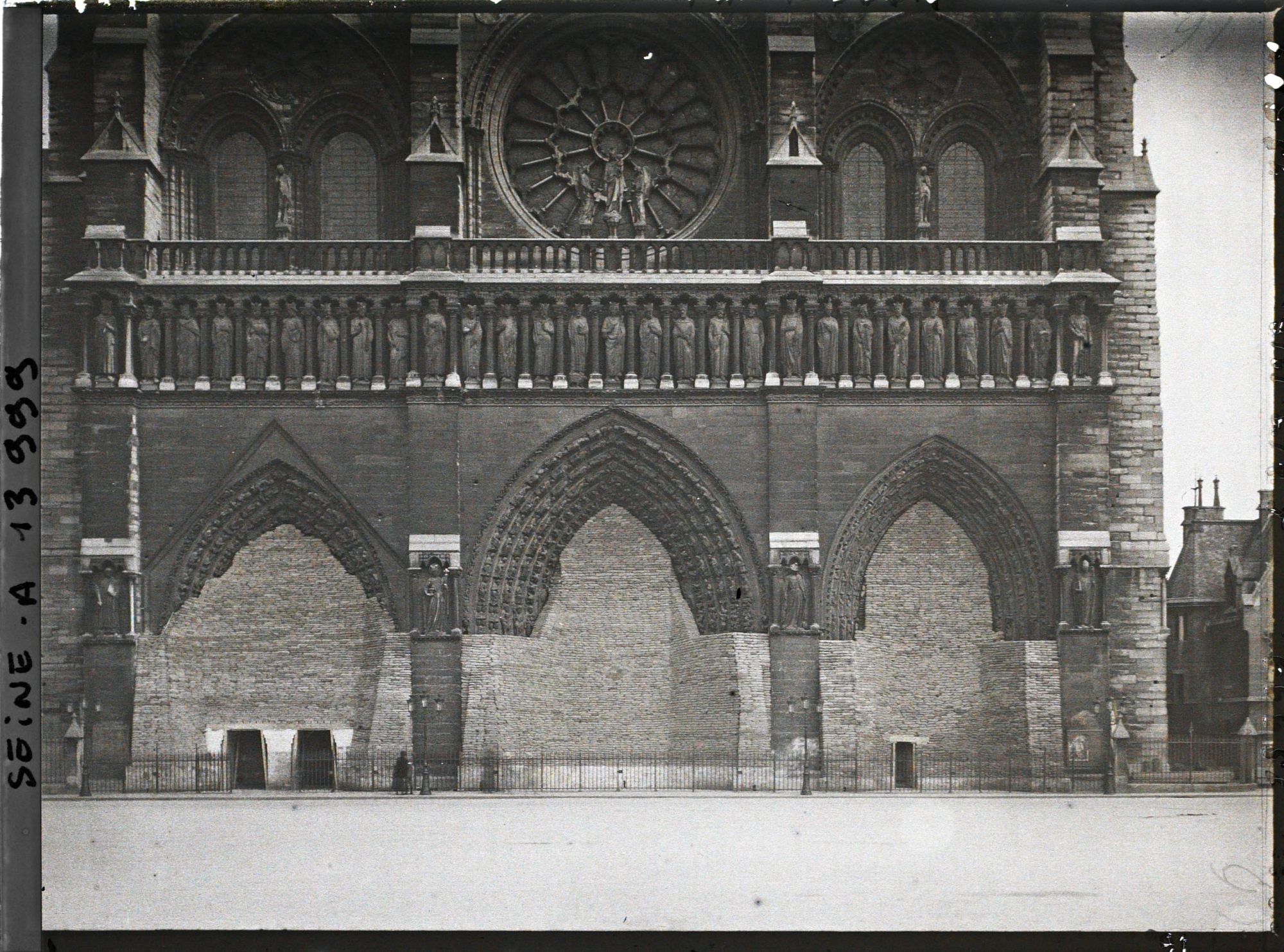 Image représentant Portails de Notre-Dame de Paris protégée contre les bombardements