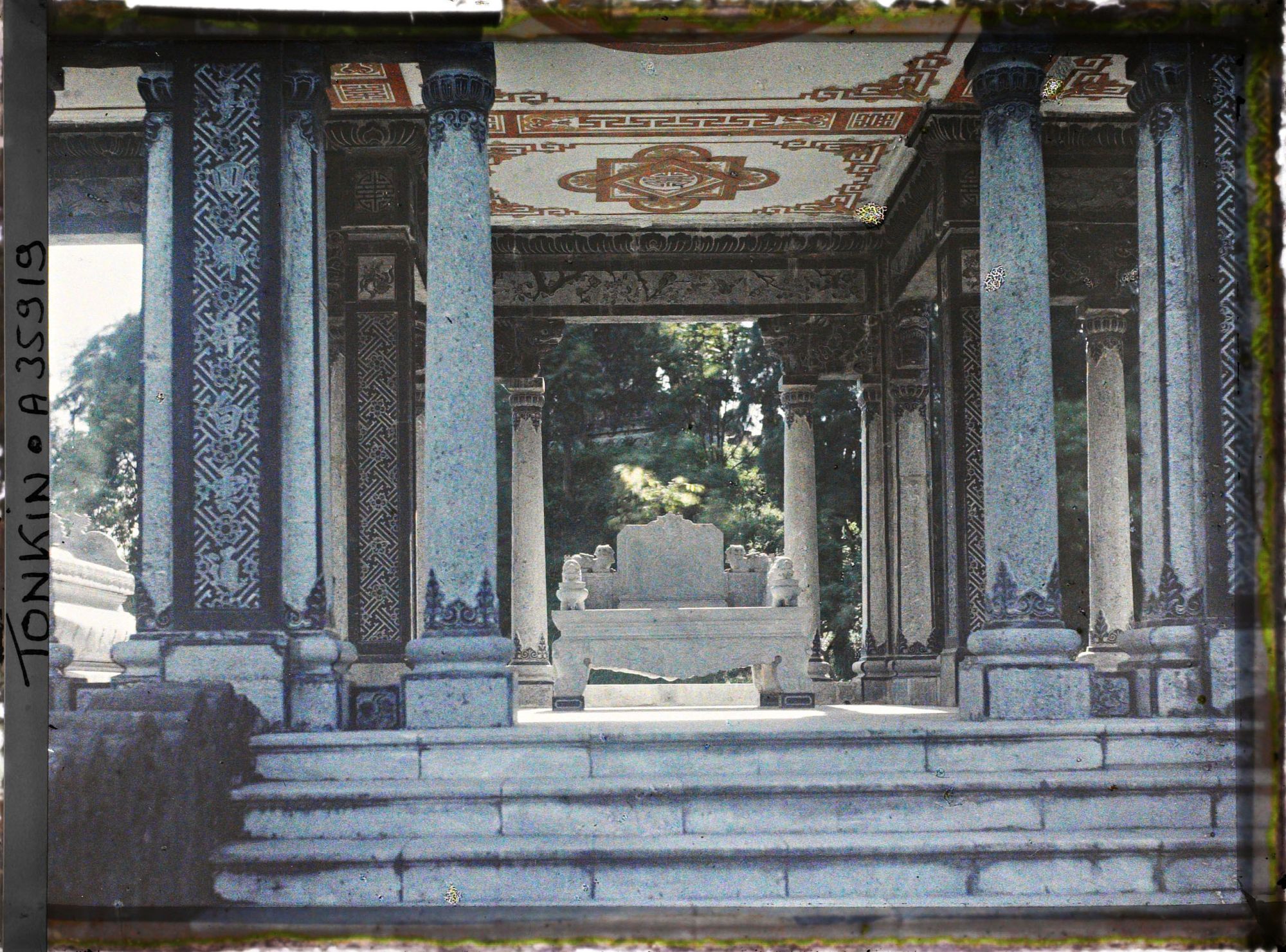 Image représentant Une vue intérieure du monument funéraire d'un grand mandarin