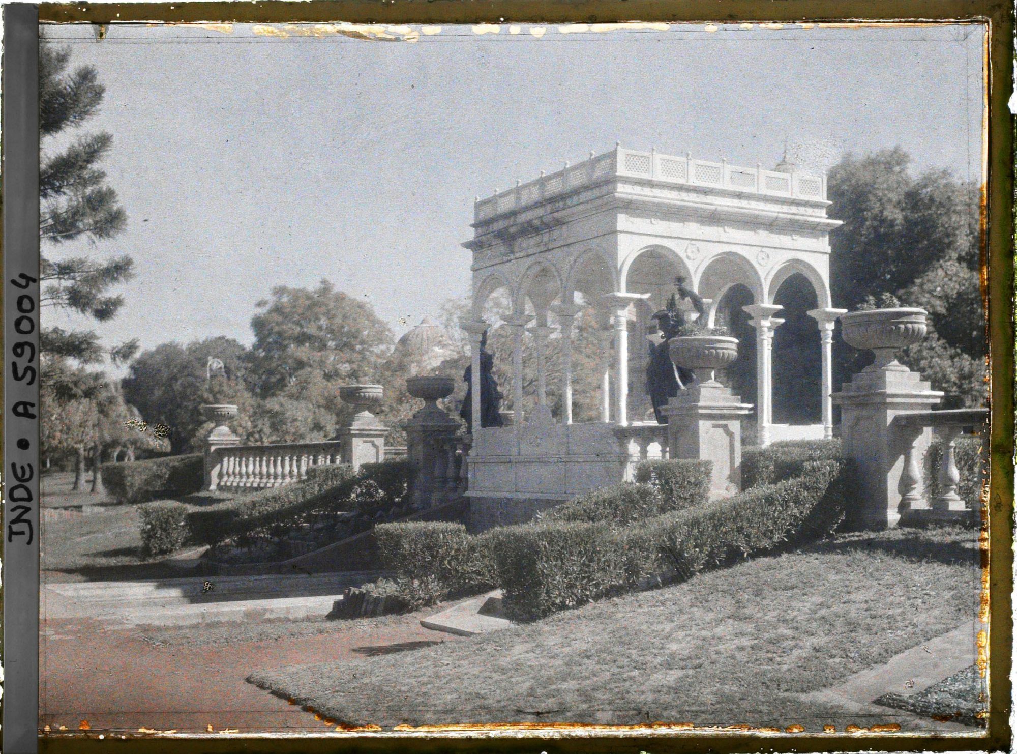 Image représentant Le kiosque dans le Moti Bagh (jardin de la perle) du nouveau palais