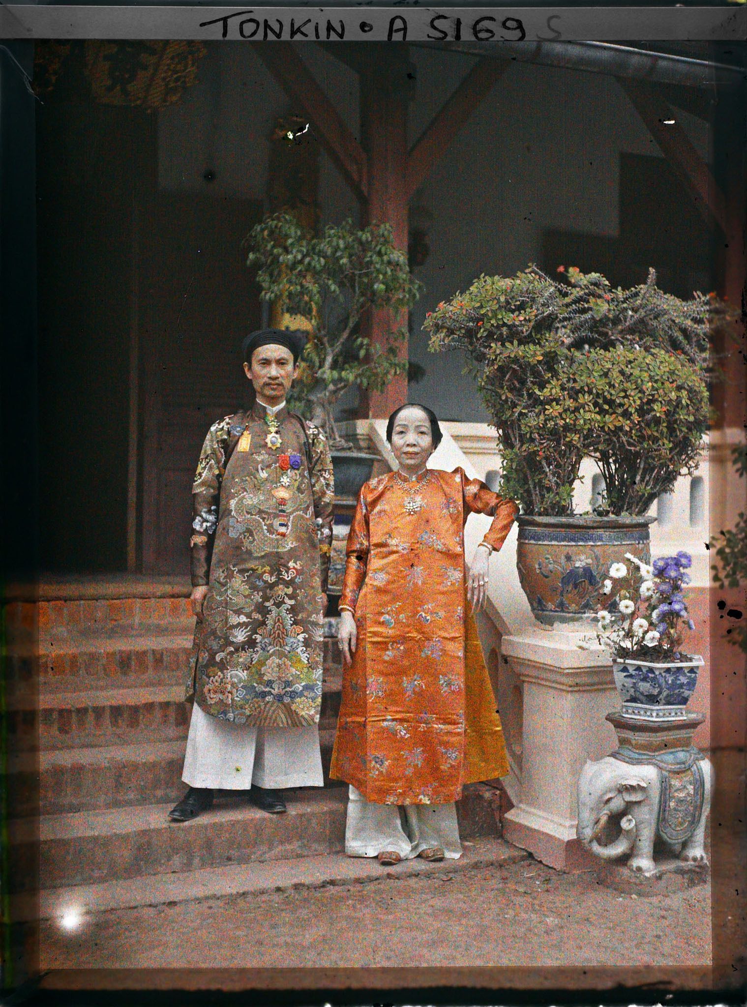 Image représentant Le Tông-dôc (gouverneur) de la province, M. Hoang Trong Phu et son épouse, devant leur villa