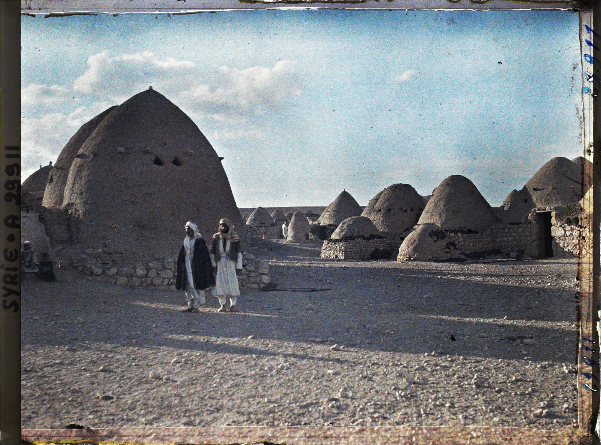 Image représentant Place du Village avec deux hommes