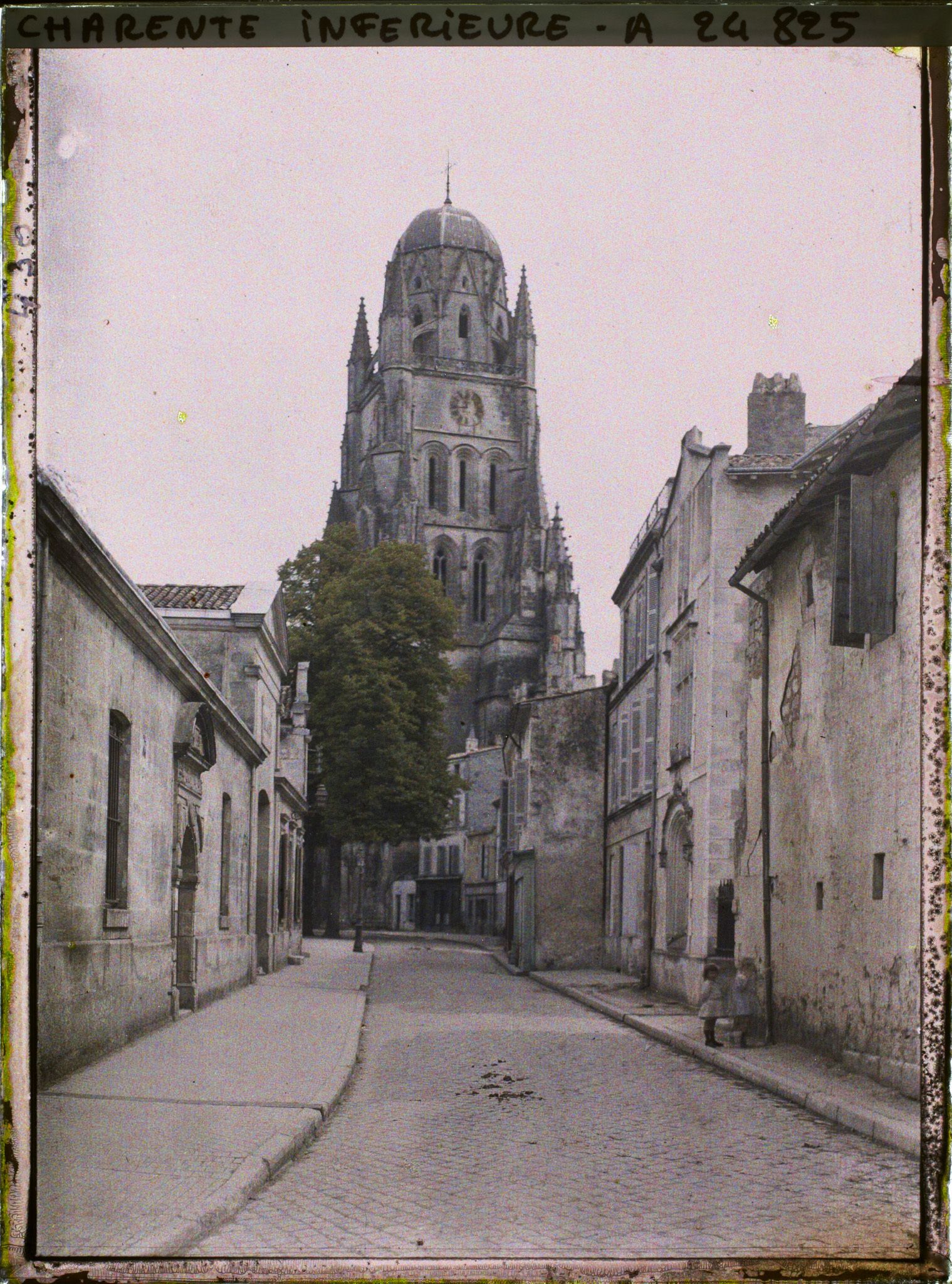 Image représentant Le clocher de la cathédrale Saint-Pierre, vu depuis l'actuelle rue Georges Clemenceau
