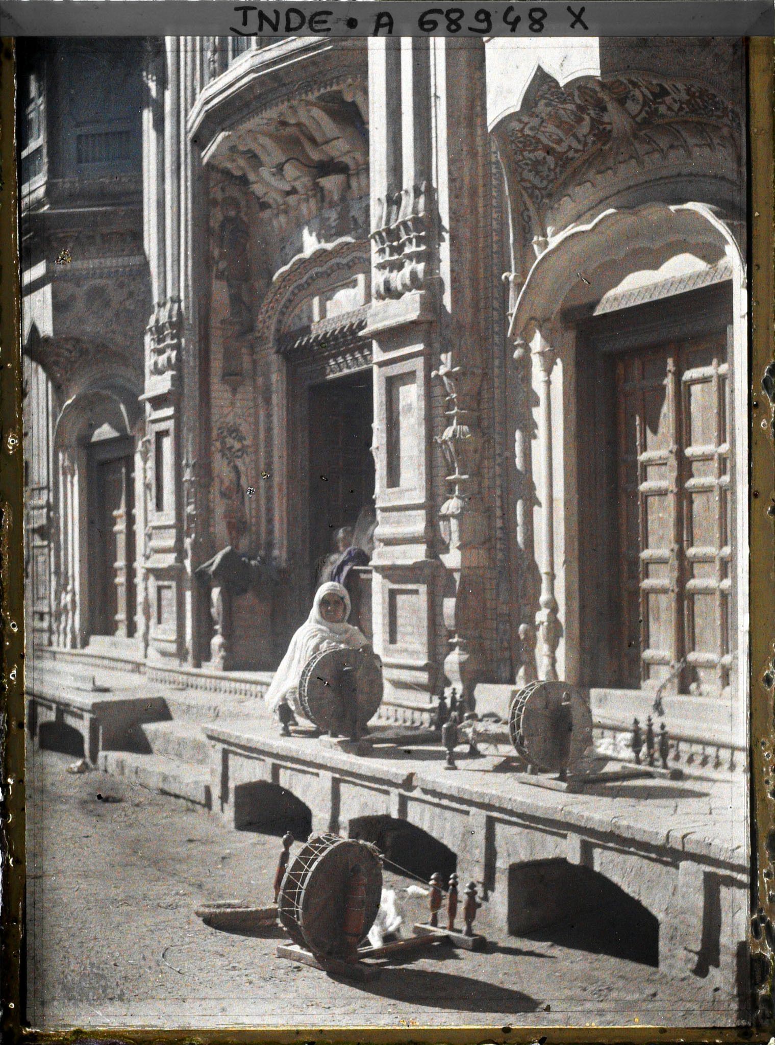 Image représentant Fileuse au rouet dans une rue