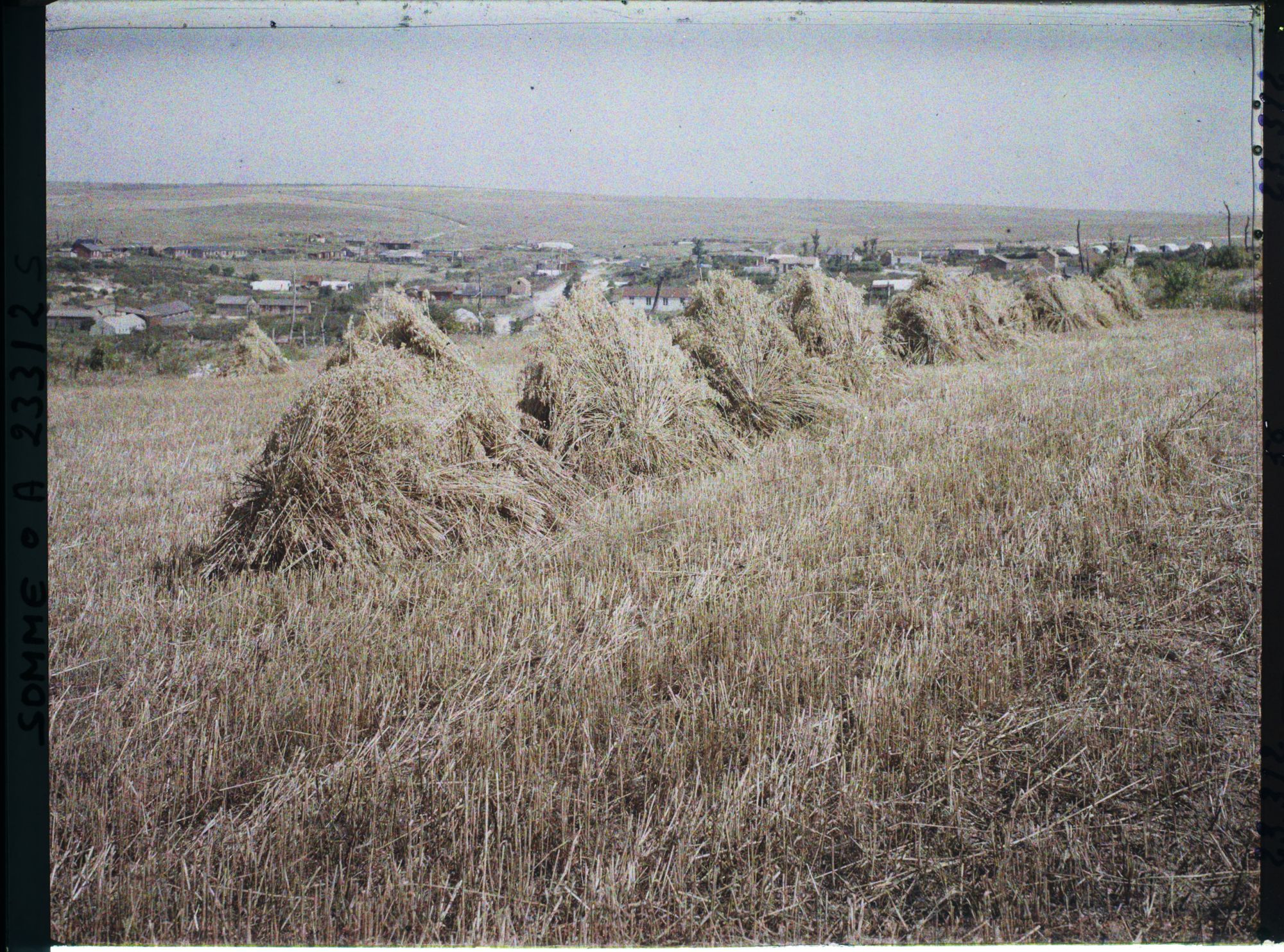 Image représentant France, Combles, Champ d'avoine récoltée et panorama de Combles