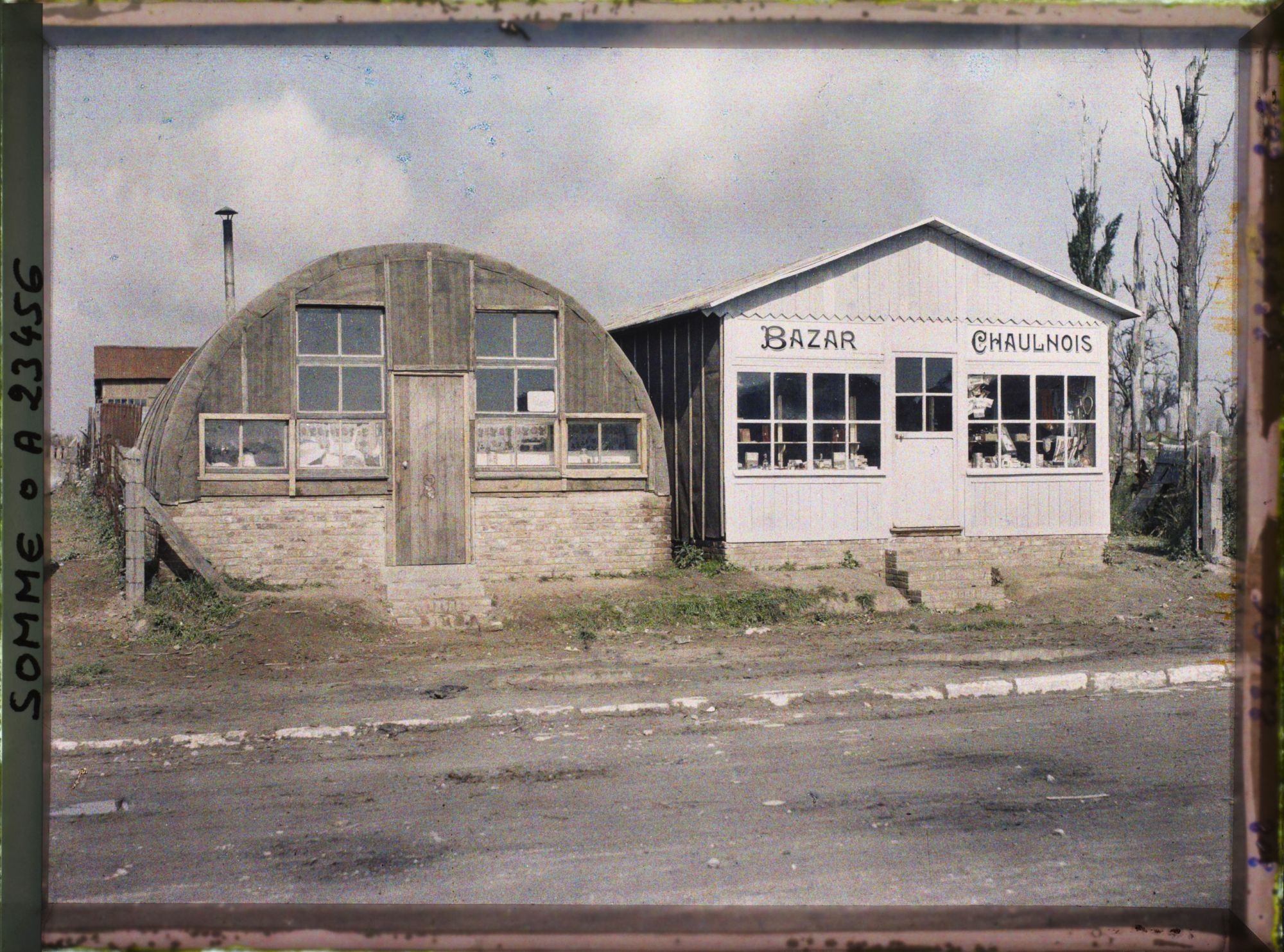 Image représentant France, Chaulnes, Boutiques : un Bazar et une modiste
