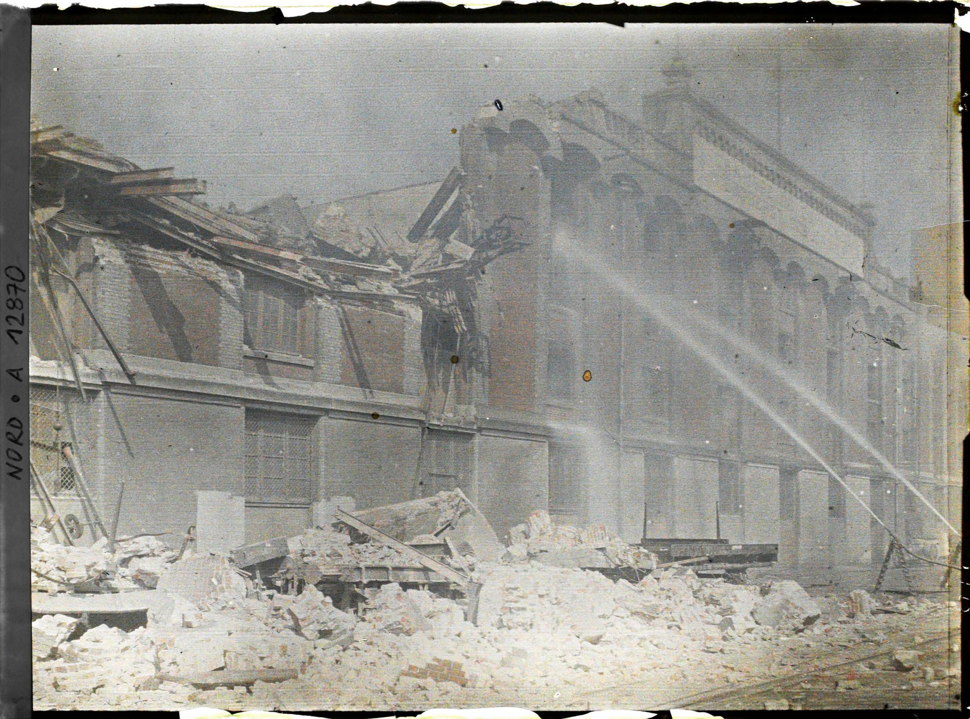 Image représentant France, Dunkerque, Bombardement des 2 - 3 - Septe - Entrepôt de laines