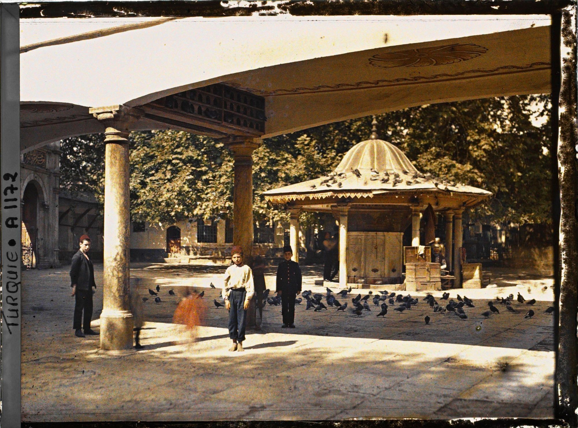 Image représentant La fontaine aux ablutions (sadirvan) dans la cour extérieure de l'Eyüp Sultan Camii, Grande Mosquée d'Eyüp