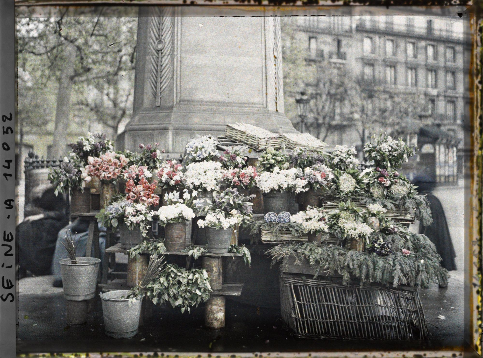 Image représentant Marchande de fleurs place Voltaire, actuelle place Léon-Blum