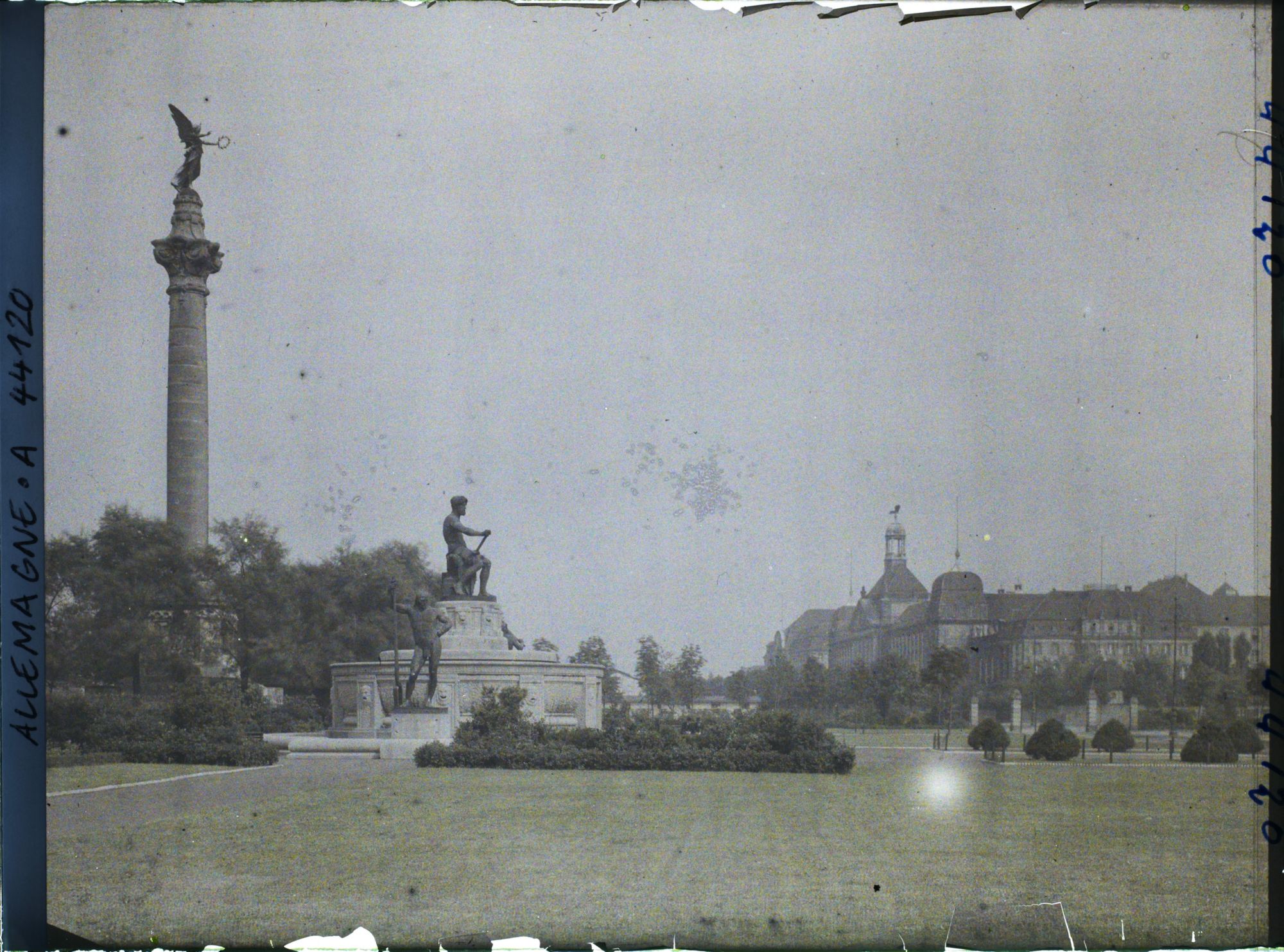 Image représentant Allemagne, Düsseldorf, Mt au Travail, dans le fond la Préfecture