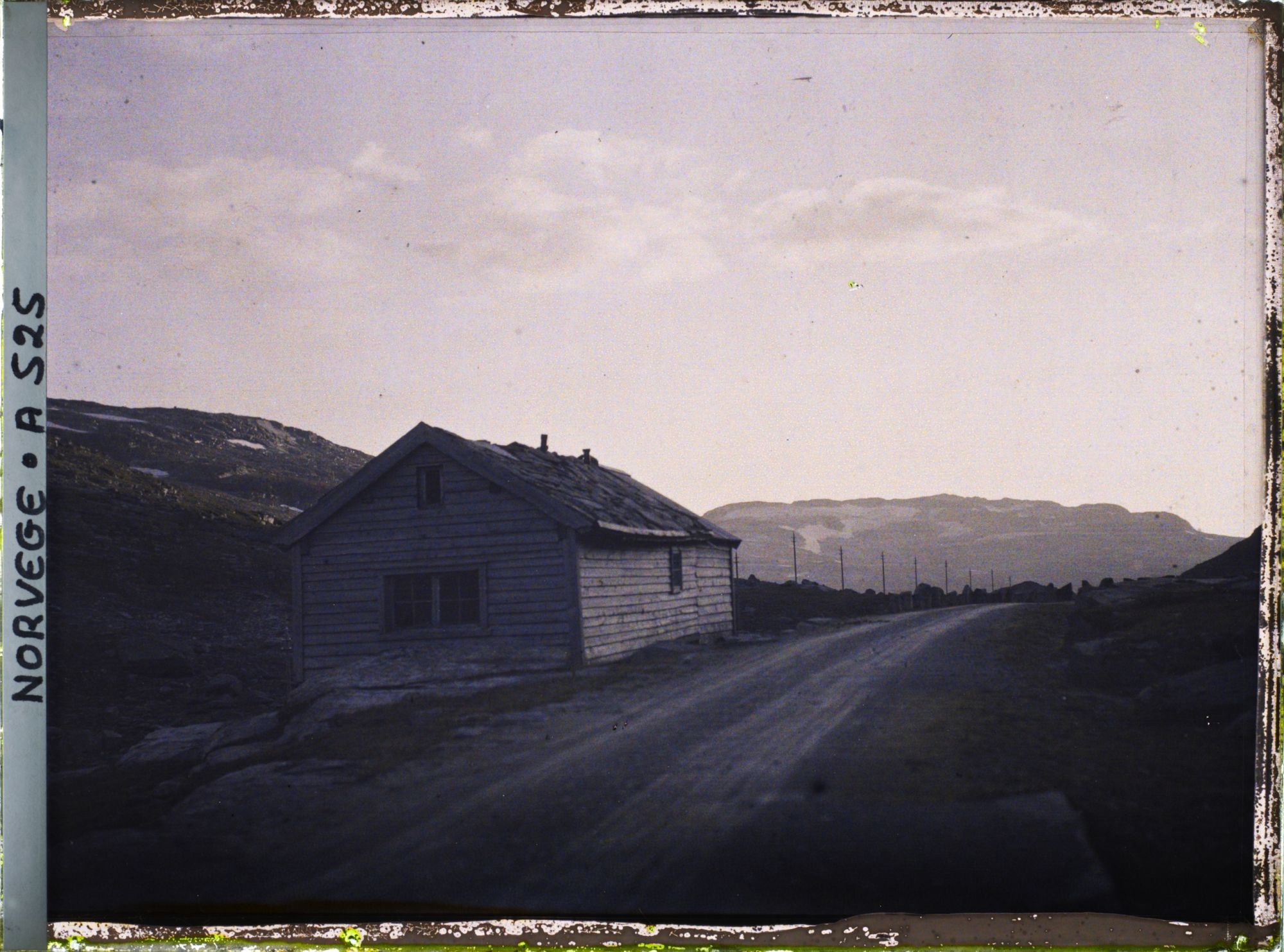 Image représentant Maison de bois au bord de la route