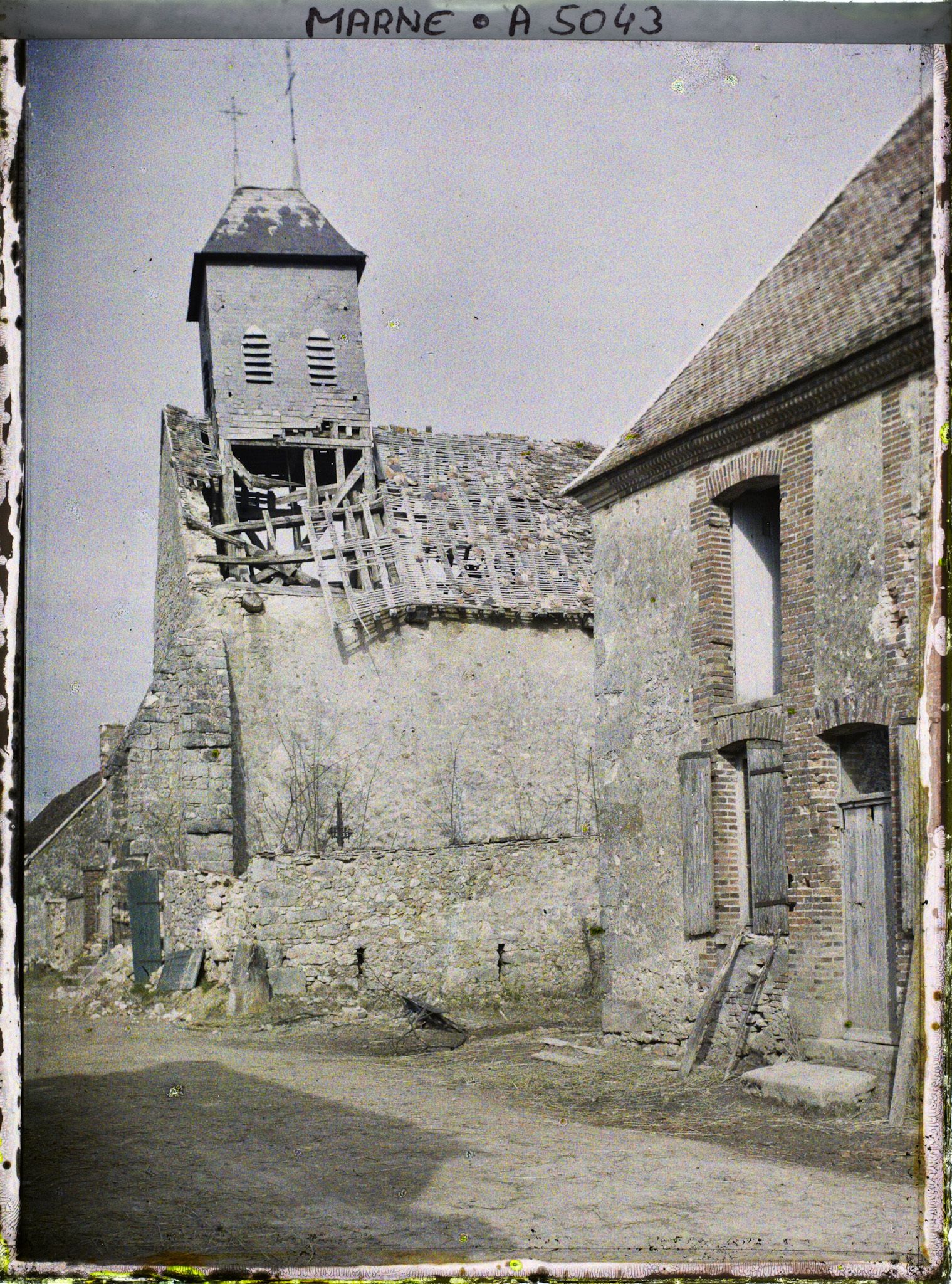 Image représentant Le clocher de l'église bombardée pendant la bataille de la Marne