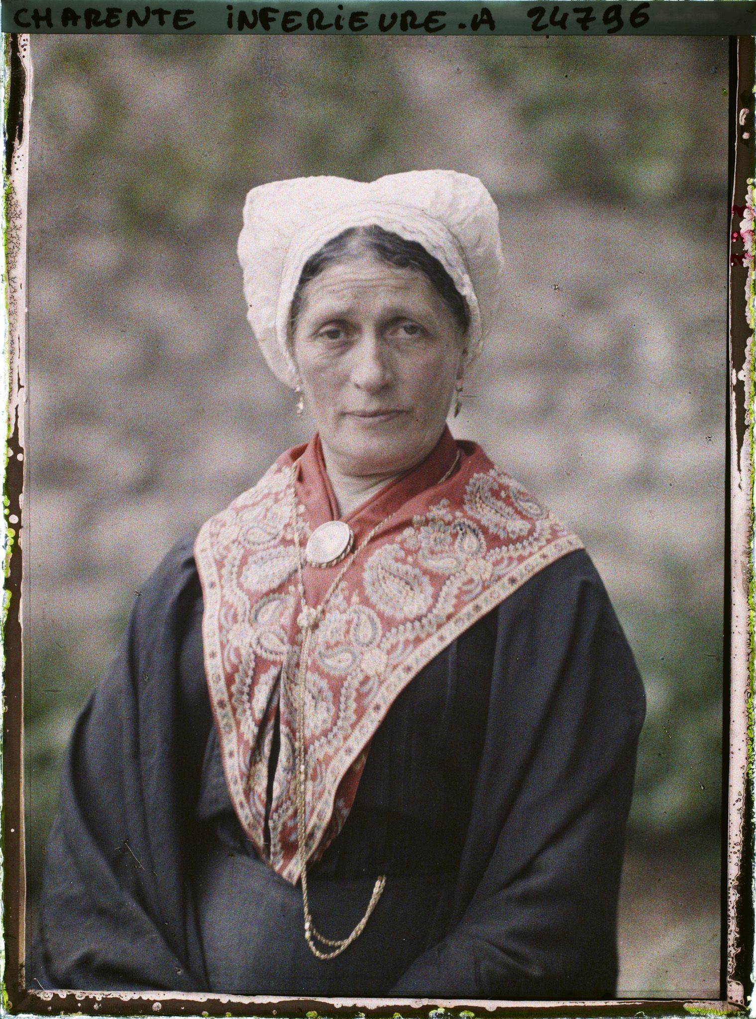 Image représentant Madame Bonnet portant la coiffe rochelaise