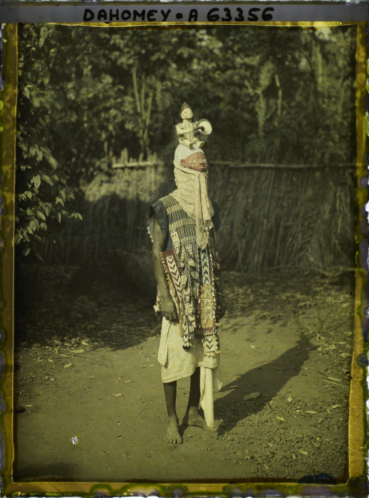 Image représentant Danseur avec le masque " Onigangan " (joueur de tam-tam)