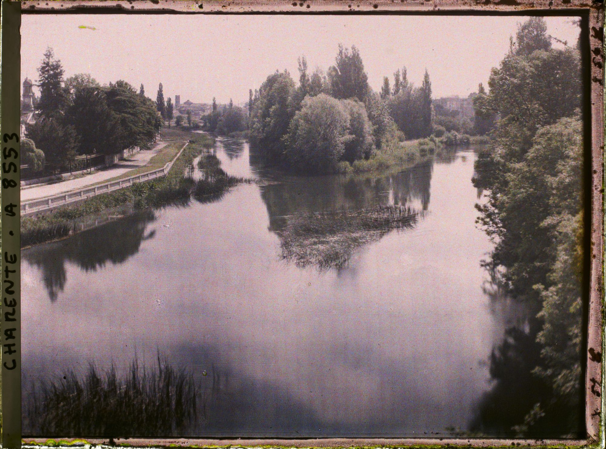 Image représentant Bords de la Charente (amont) devant Angoulême