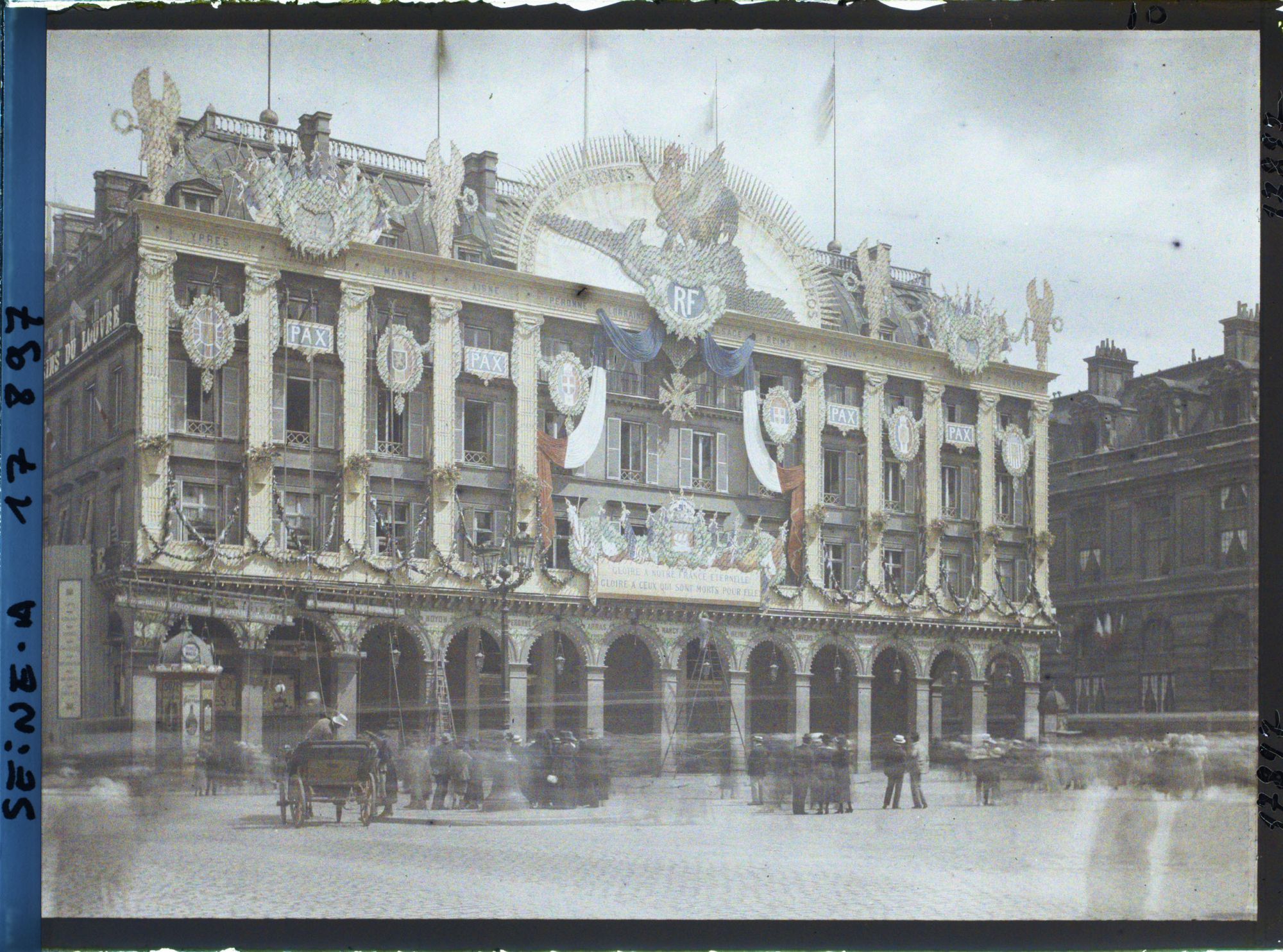 Image représentant Décorations sur les magasins du Louvre place du Palais-Royal pour les fêtes de la Victoire des 13 et 14 juillet 1919