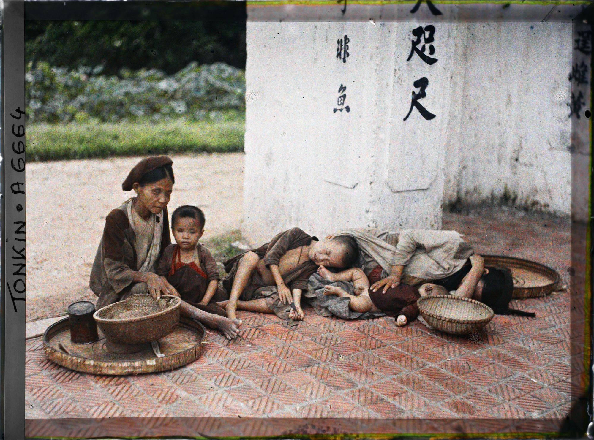 Image représentant Une mendiante et ses enfants au temple Ngoc-so'n (appelé par les Européens " Pagode des Pinceaux ")