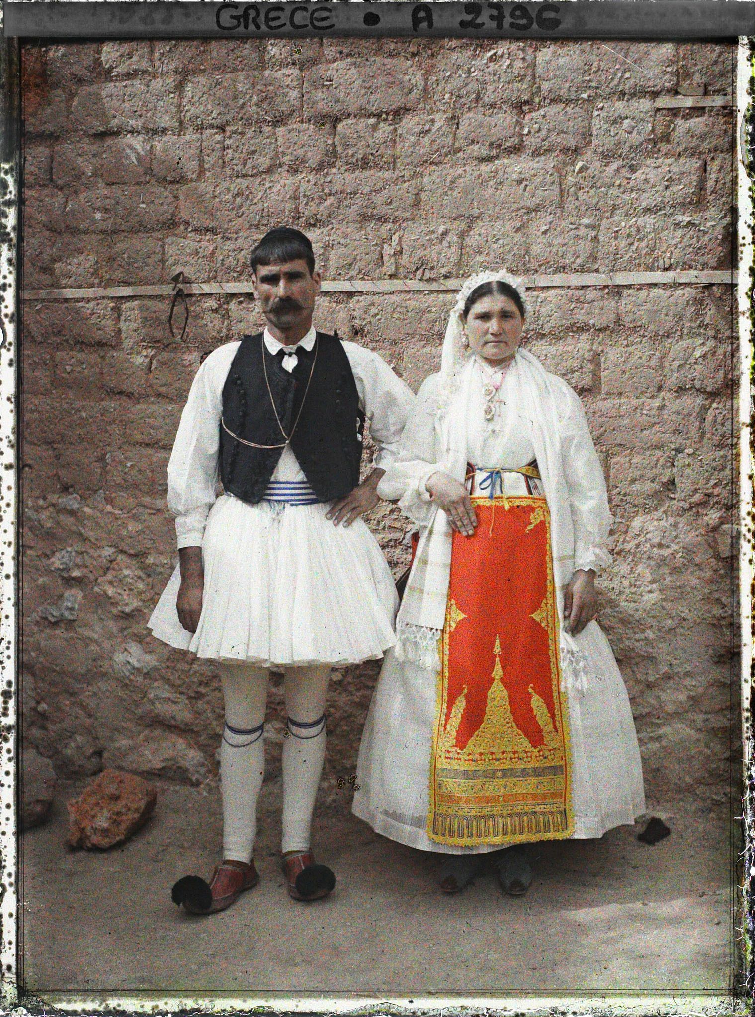 Image représentant Un couple de villageois en costume de cérémonie (de face)
